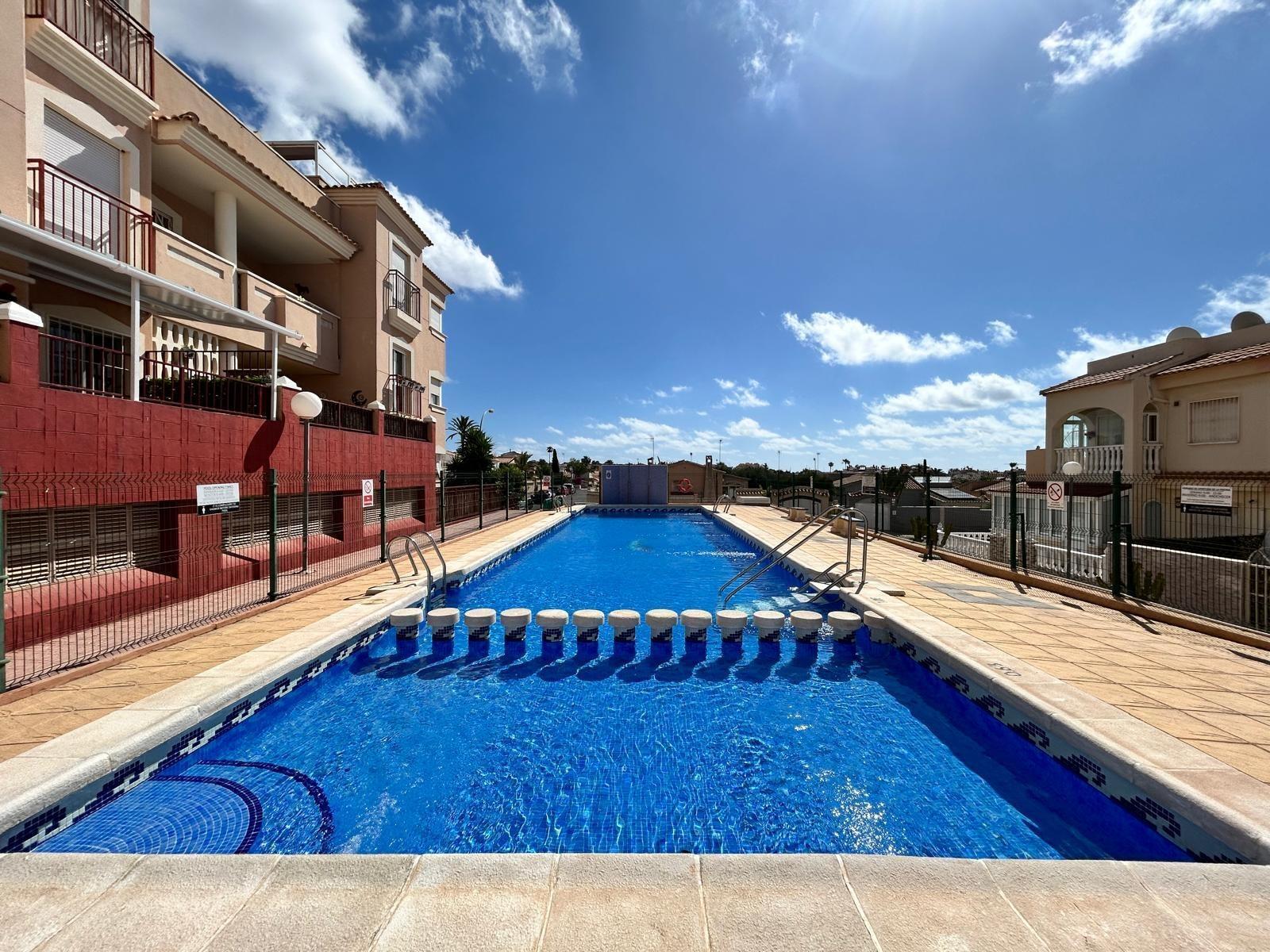 Bungalow con piscina privada en La Florida — 2 hab. y solárium en Orihuela Costa