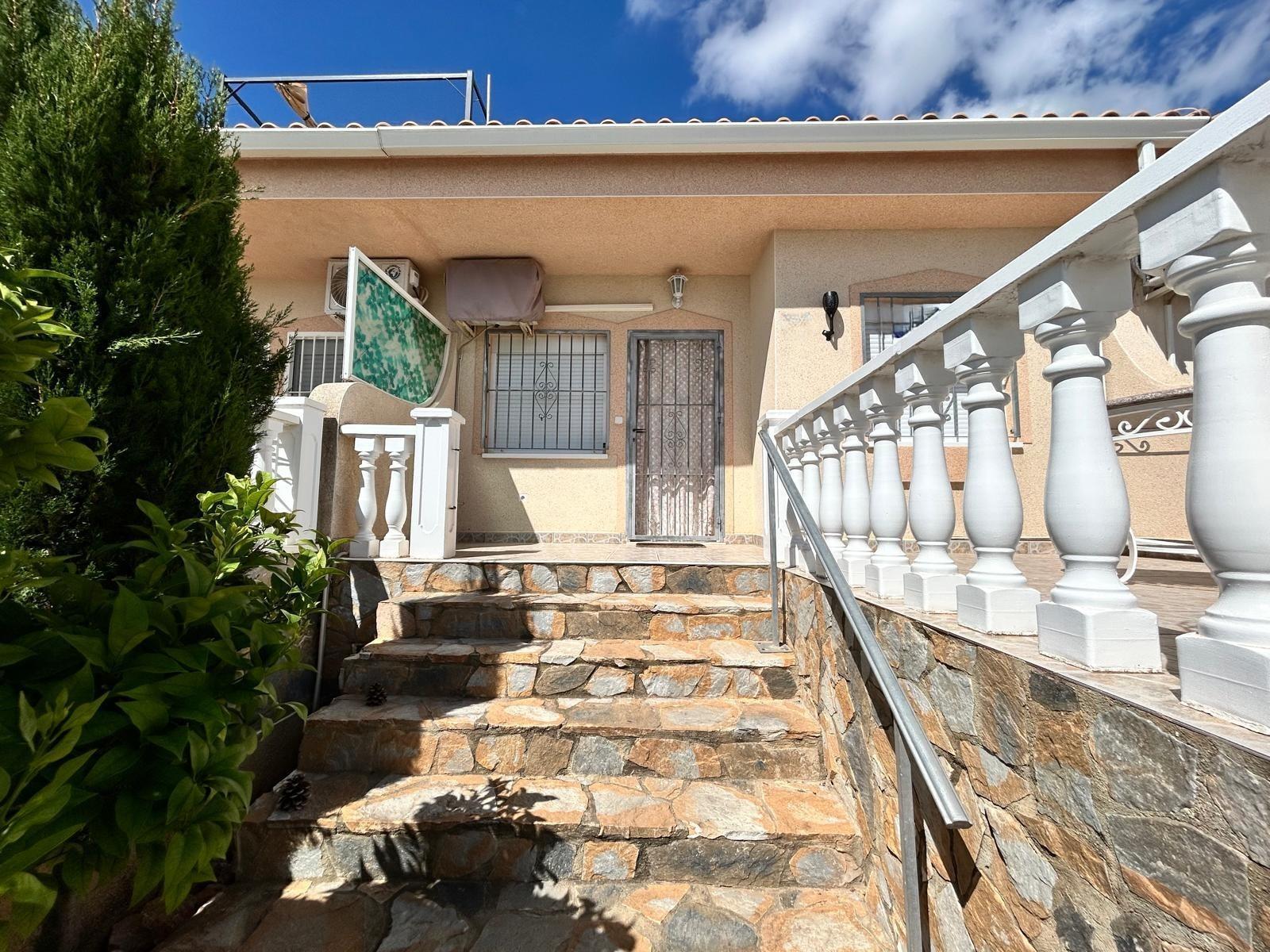 Bungalow con piscina privada en La Florida — 2 hab. y solárium en Orihuela Costa