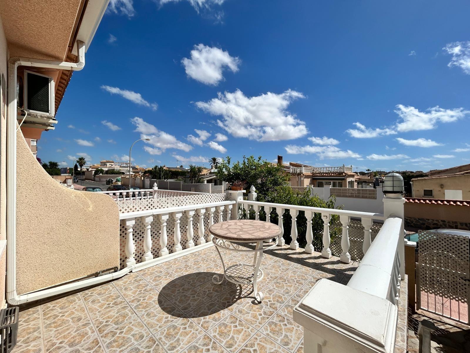 Bungalow con piscina privada en La Florida — 2 hab. y solárium en Orihuela Costa