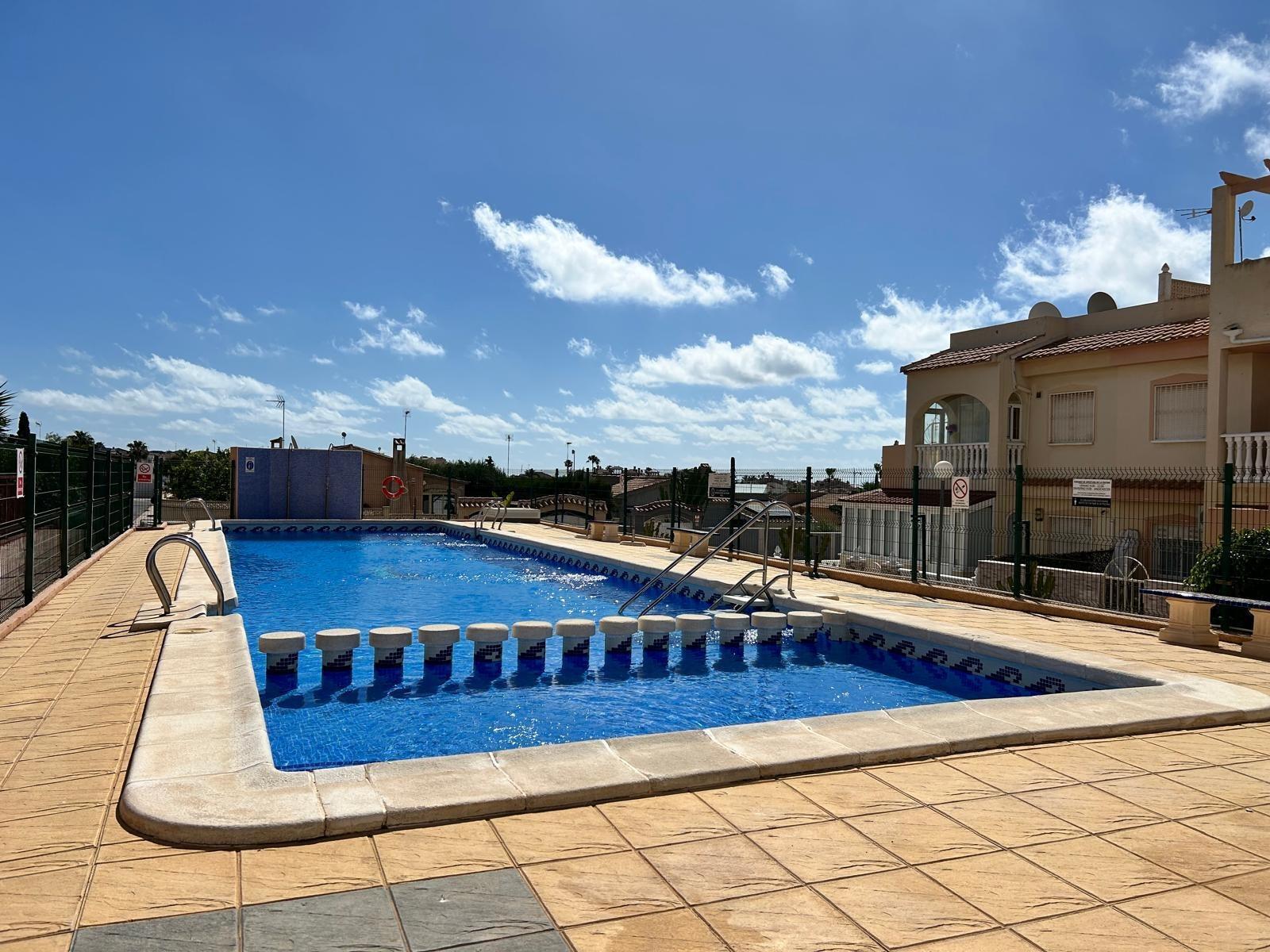 Bungalow con piscina privada en La Florida — 2 hab. y solárium en Orihuela Costa
