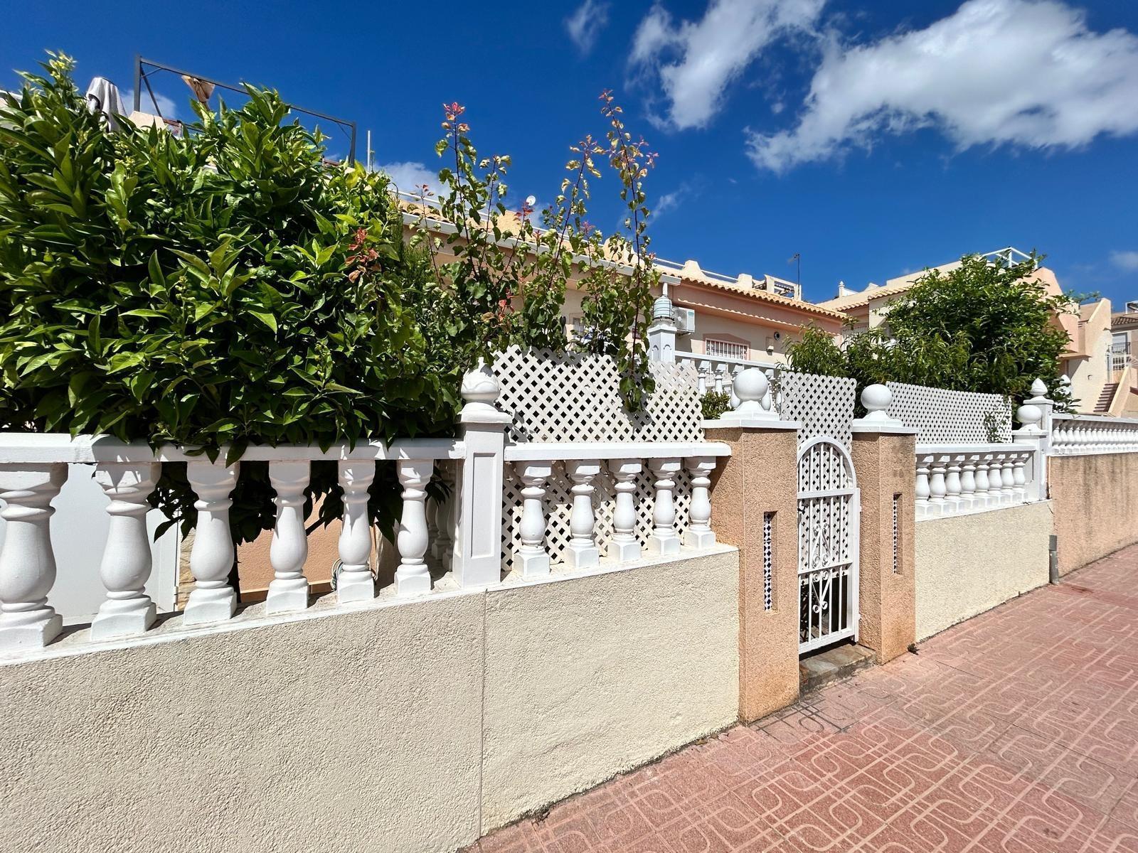 Bungalow con piscina privada en La Florida — 2 hab. y solárium en Orihuela Costa