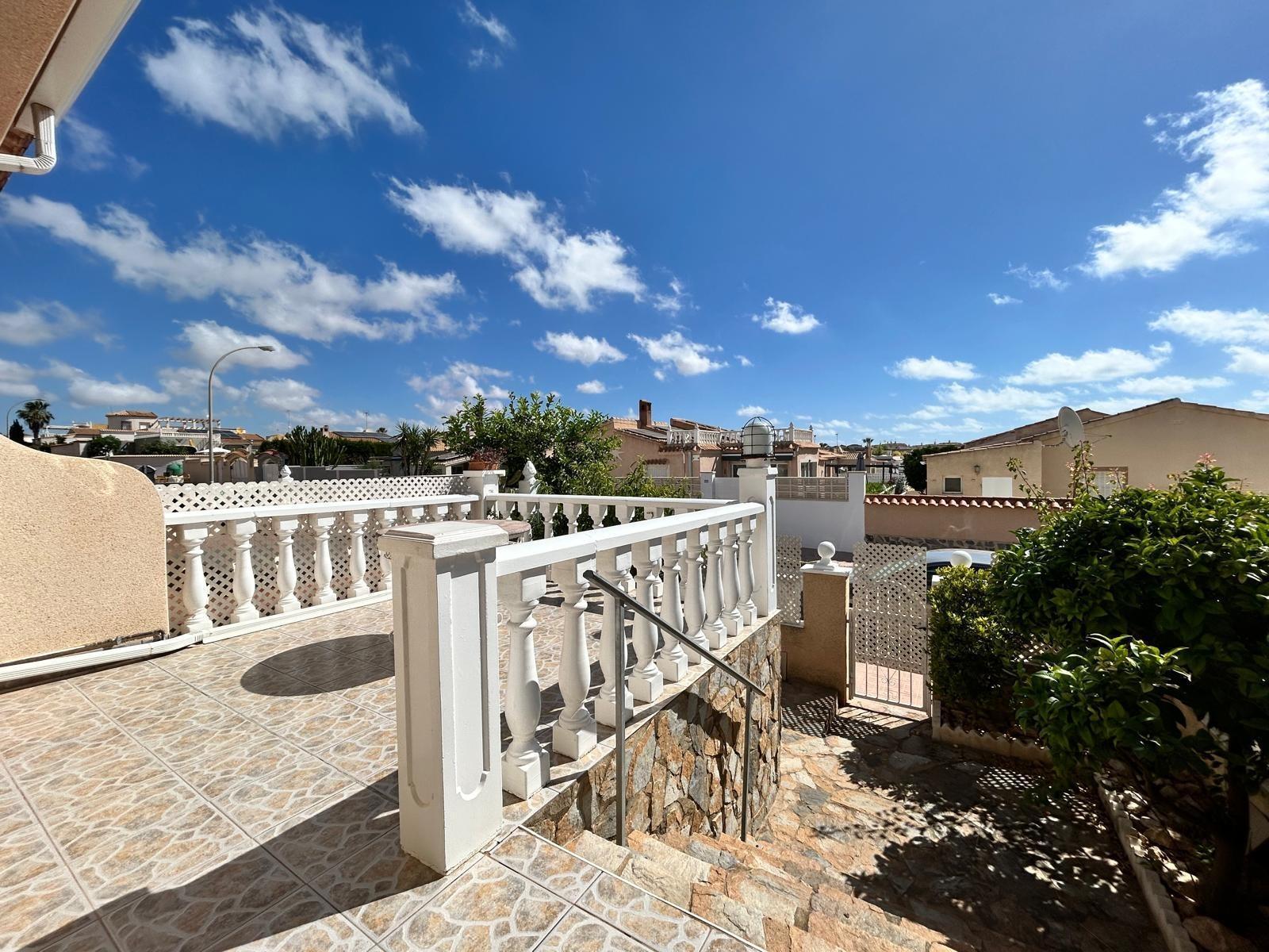 Bungalow con piscina privada en La Florida — 2 hab. y solárium en Orihuela Costa