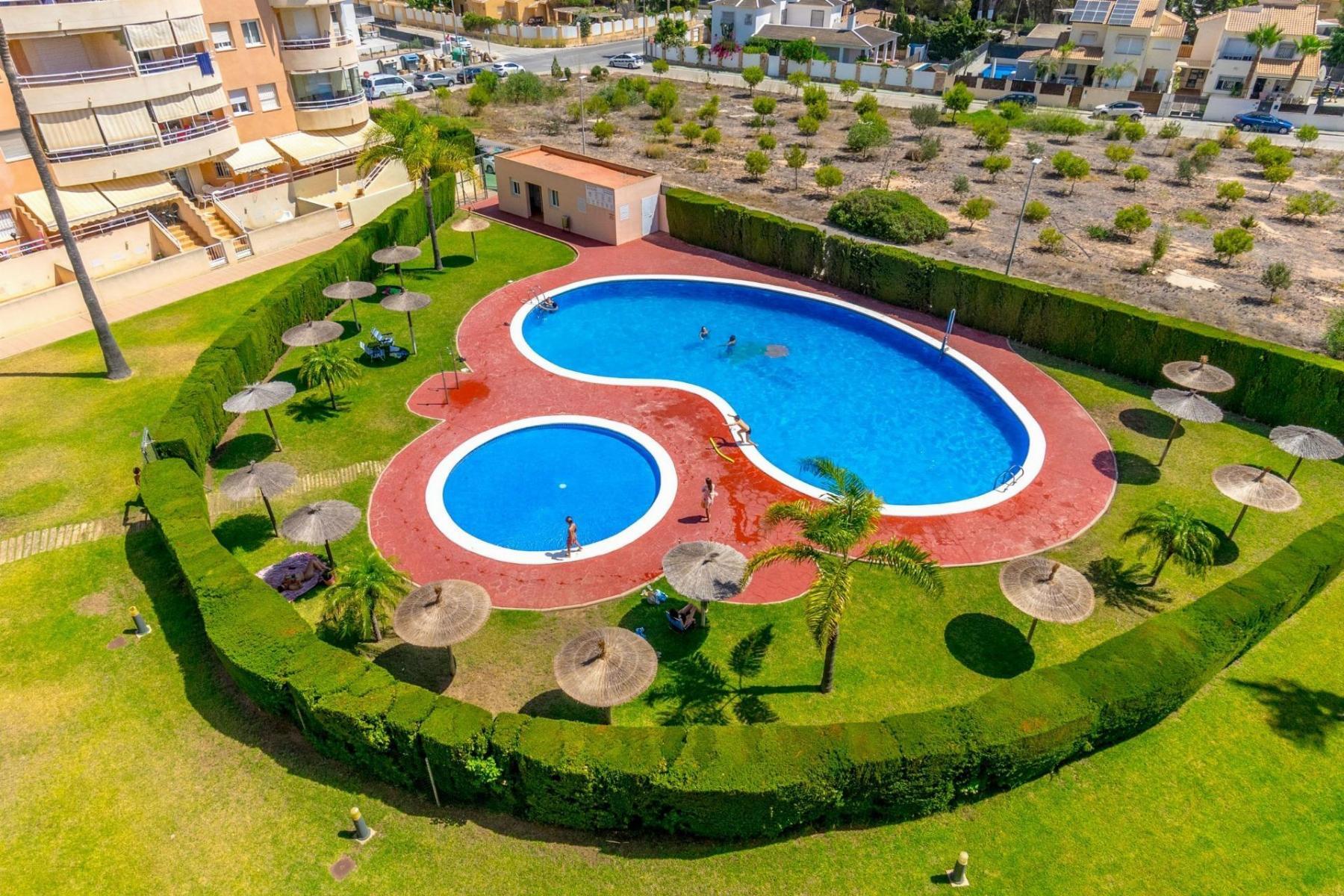 Apartamento con piscina privada y terraza en Dehesa de Campoamor — 3 dorm.