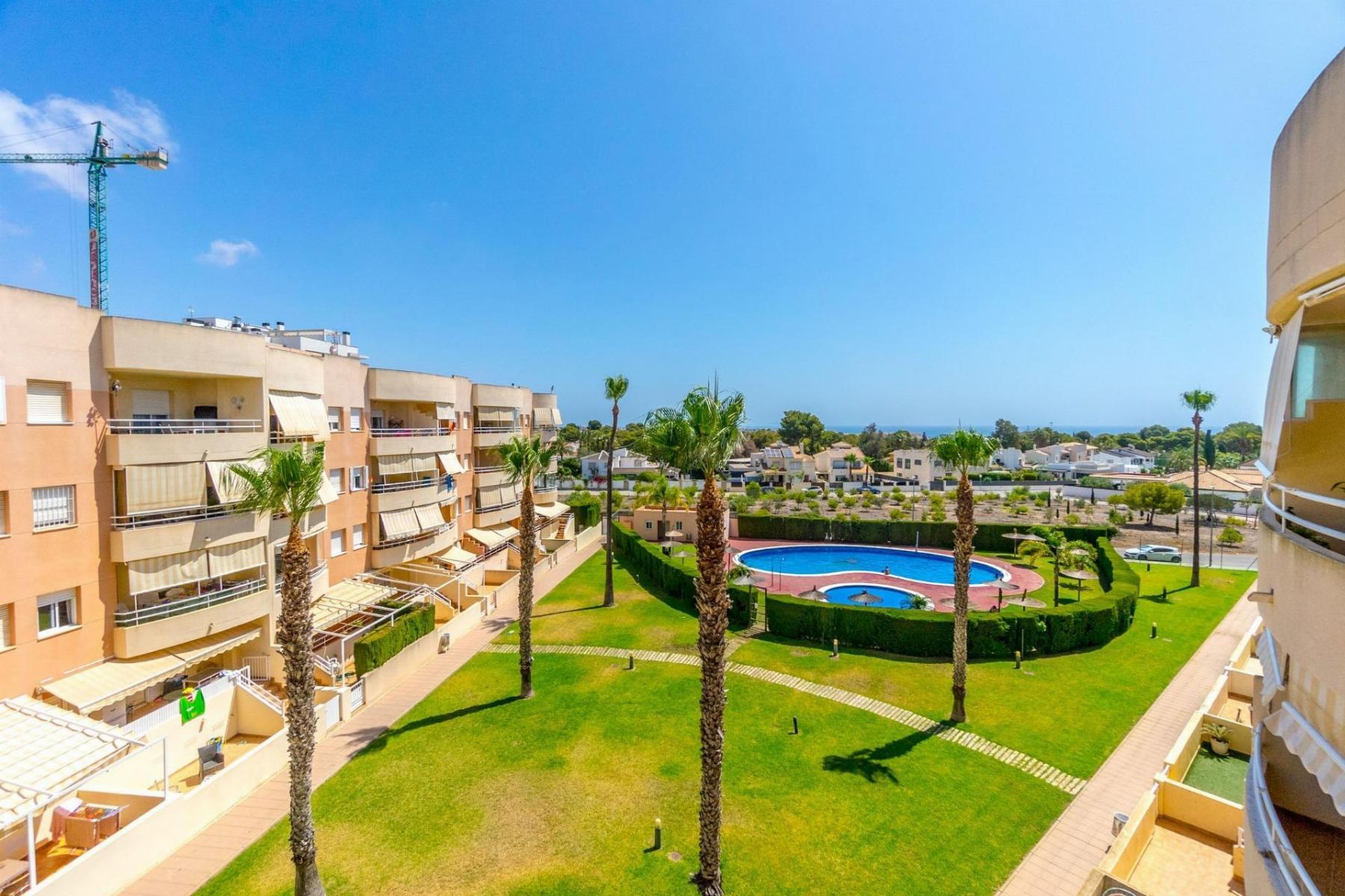 Apartamento con piscina privada y terraza en Dehesa de Campoamor — 3 dorm.