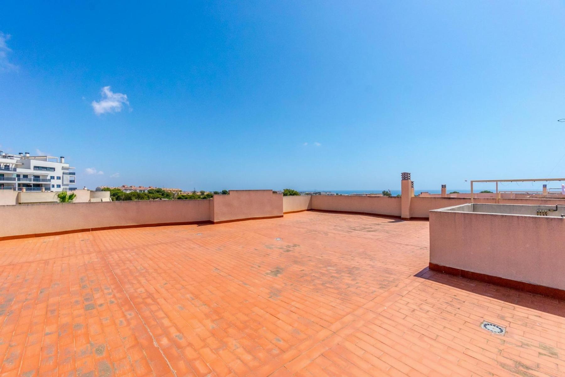 Apartamento con piscina privada y terraza en Dehesa de Campoamor — 3 dorm.