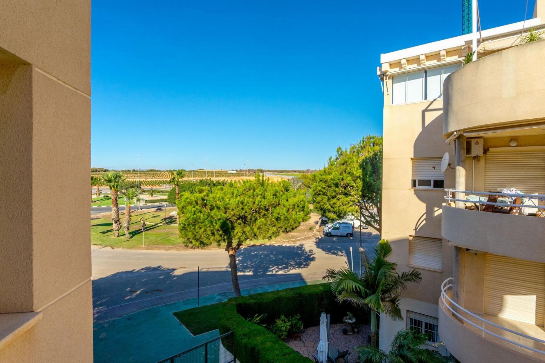 Apartamento con piscina privada y terraza en Dehesa de Campoamor — 3 dorm.