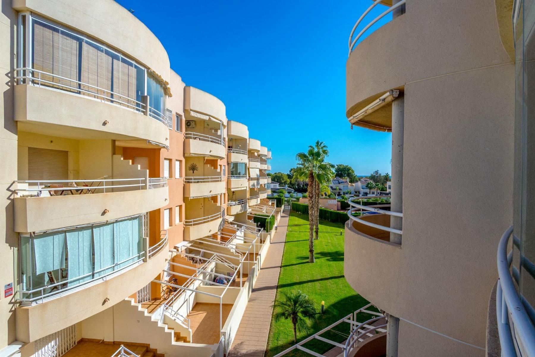 Apartamento con piscina privada y terraza en Dehesa de Campoamor — 3 dorm.