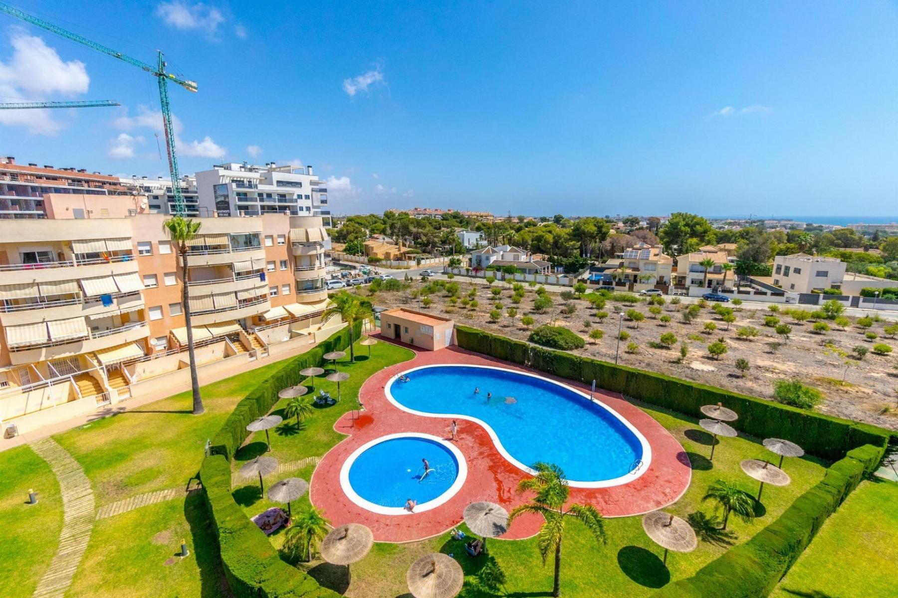 Apartamento con piscina privada y terraza en Dehesa de Campoamor — 3 dorm.