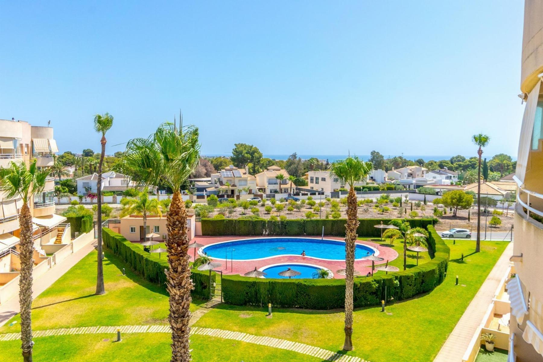 Apartamento con piscina privada y terraza en Dehesa de Campoamor — 3 dorm.
