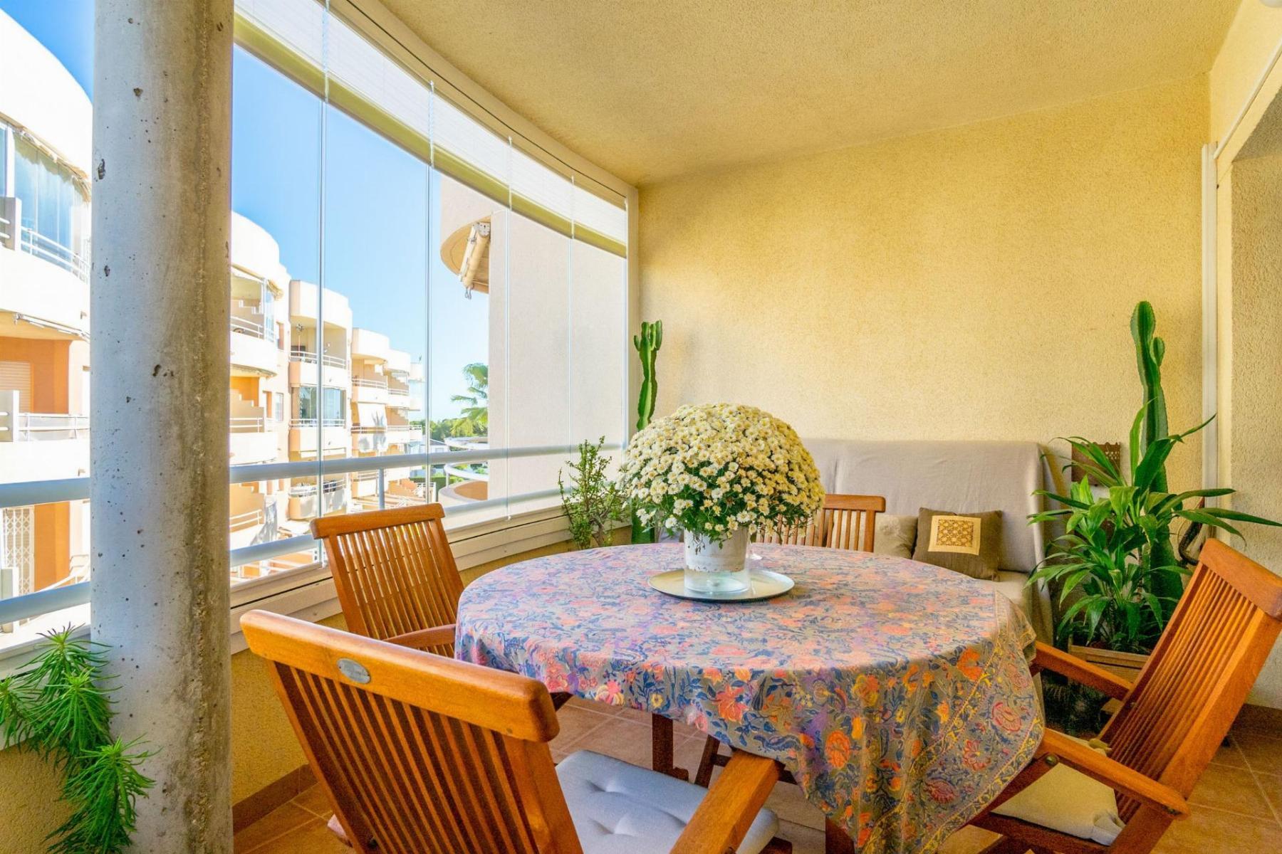 Apartamento con piscina privada y terraza en Dehesa de Campoamor — 3 dorm.