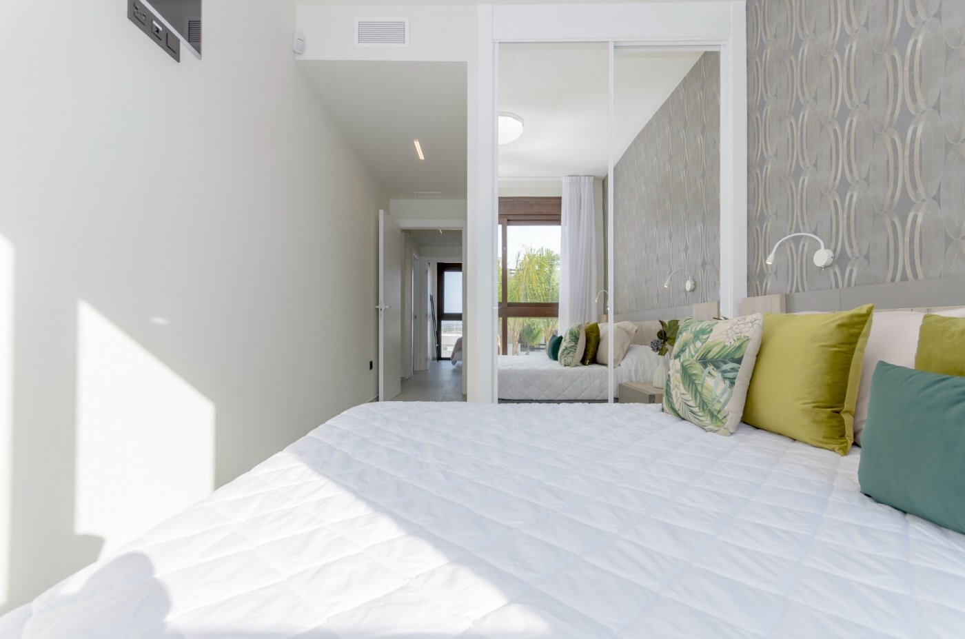 Chalet de obra nueva con piscina privada y vistas a las Salinas en Torrevieja