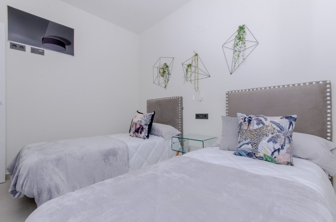 Chalet de obra nueva con piscina privada y vistas a las Salinas en Torrevieja