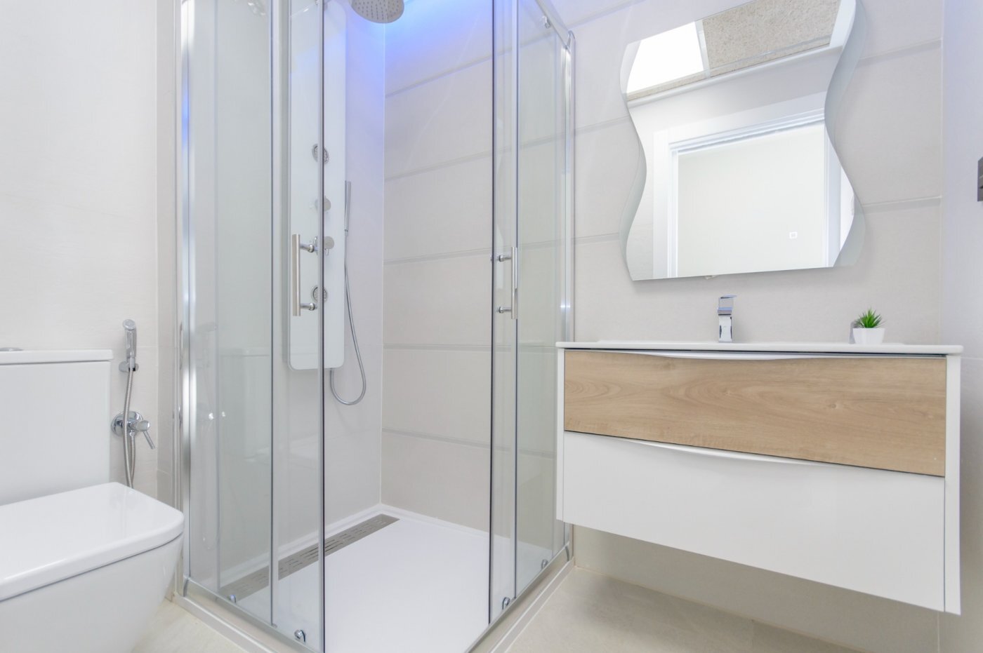 Chalet de obra nueva con piscina privada y vistas a las Salinas en Torrevieja