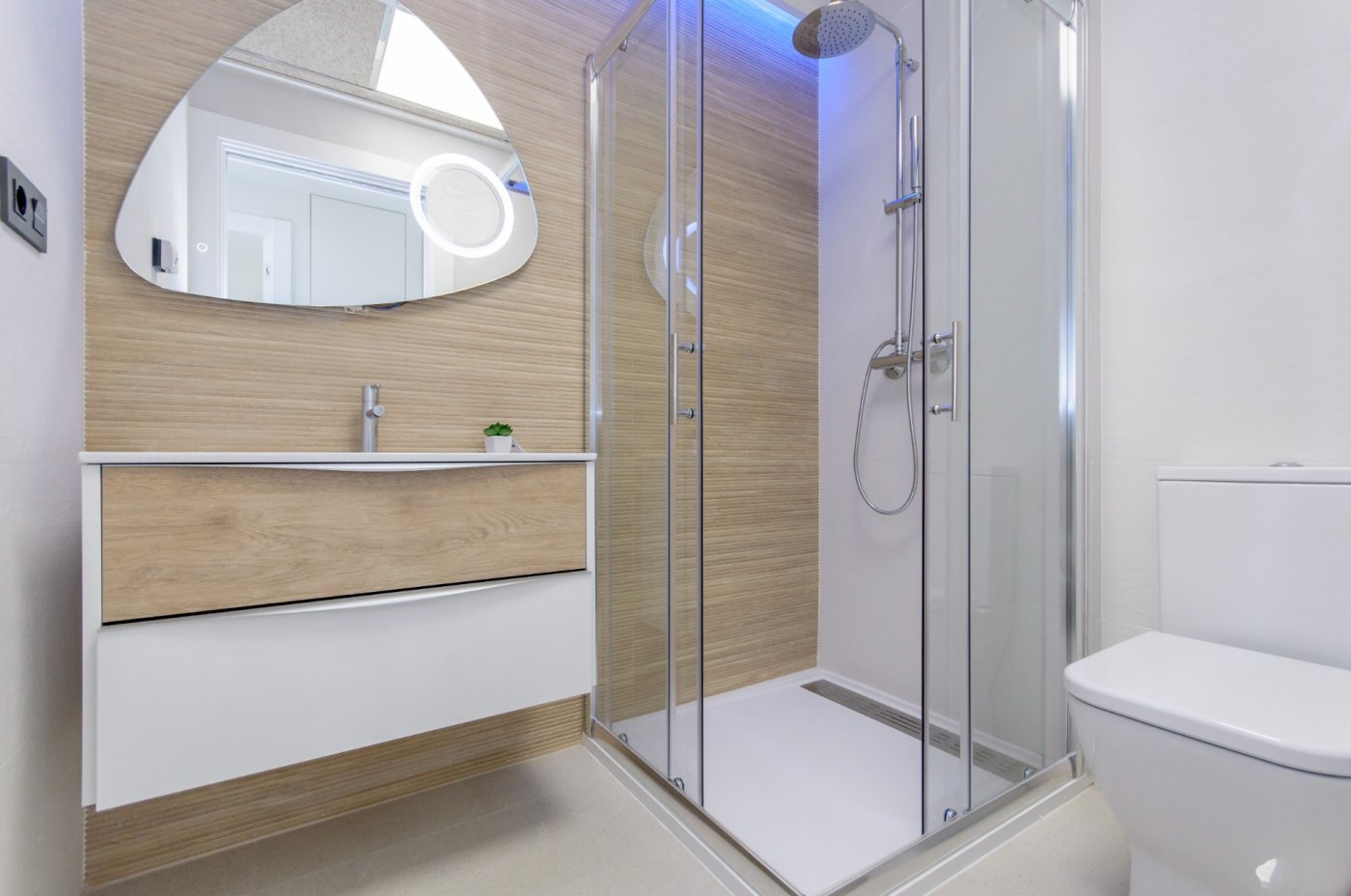 Chalet de obra nueva con piscina privada y vistas a las Salinas en Torrevieja