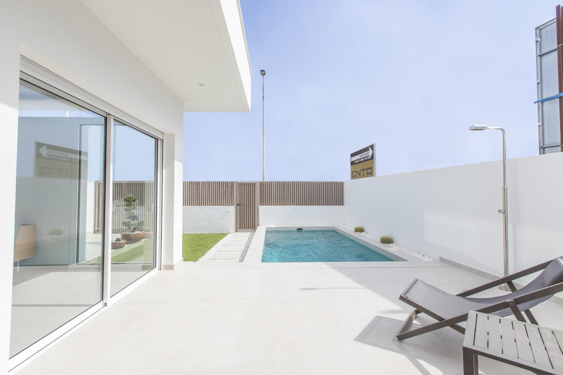 Villa de obra nueva con piscina privada en San Javier — 3 dorm. y solárium