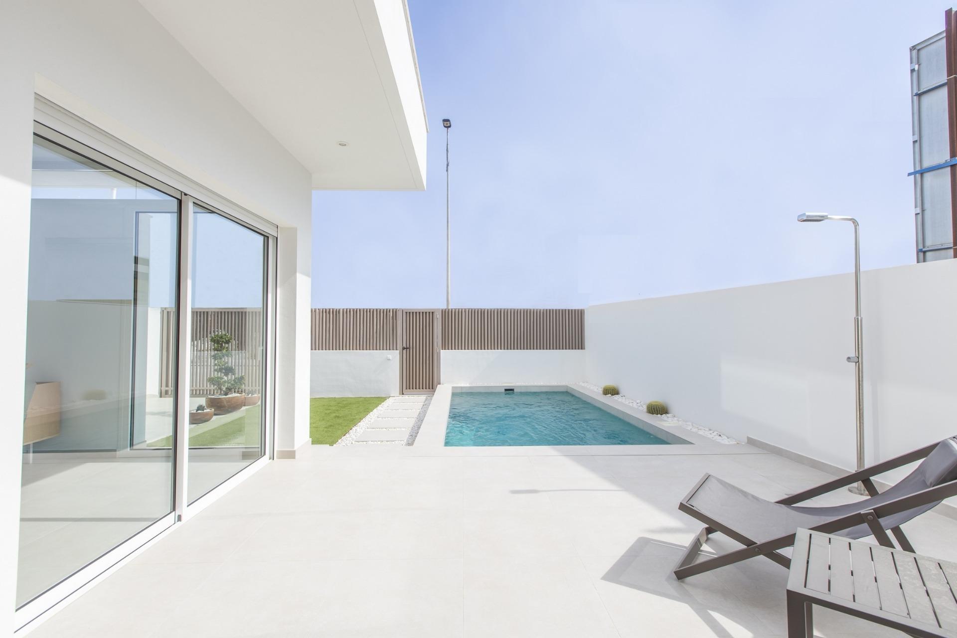 Villa de obra nueva con piscina privada en San Javier — 3 dorm. y solárium