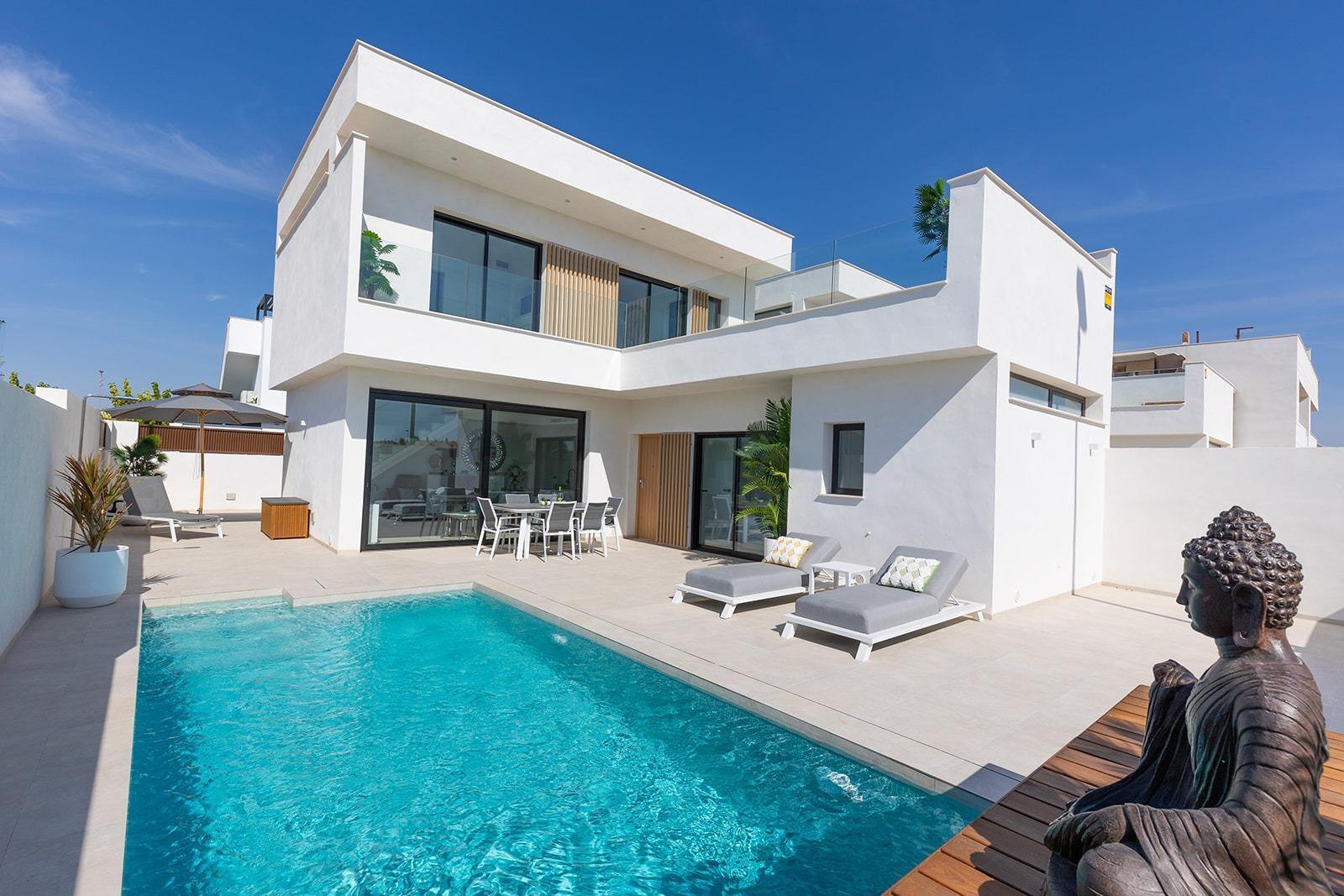 Villa de obra nueva con piscina privada en San Javier — 3 dorm. y solárium