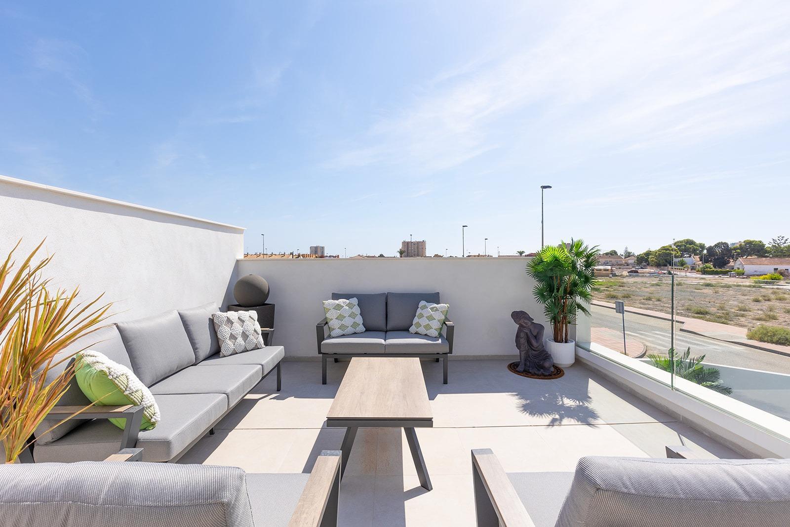 Villa de obra nueva con piscina privada en San Javier — 3 dorm. y solárium