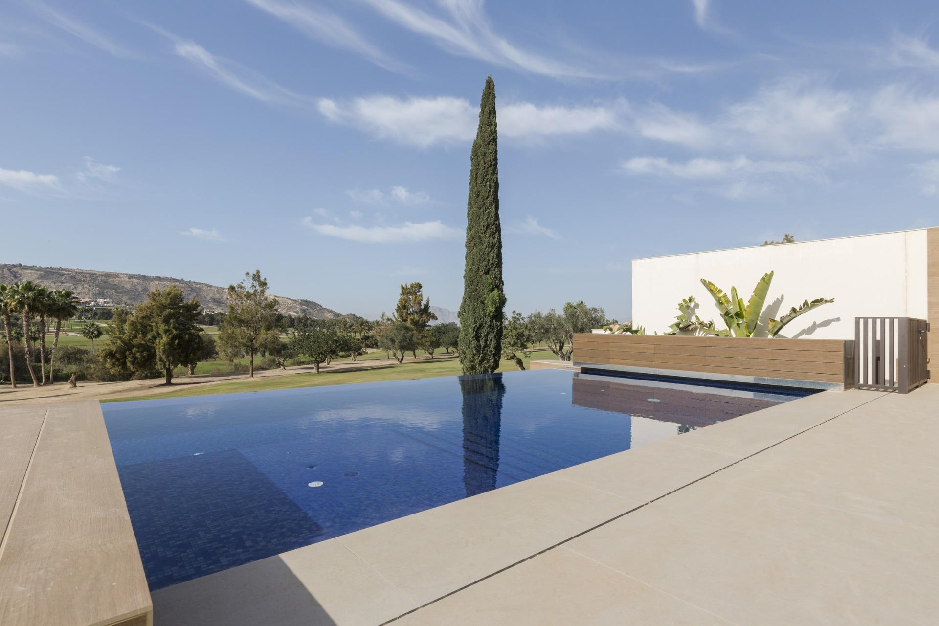 Villa de lujo en primera línea de golf en Algorfa — piscina infinity y 3 dorm.