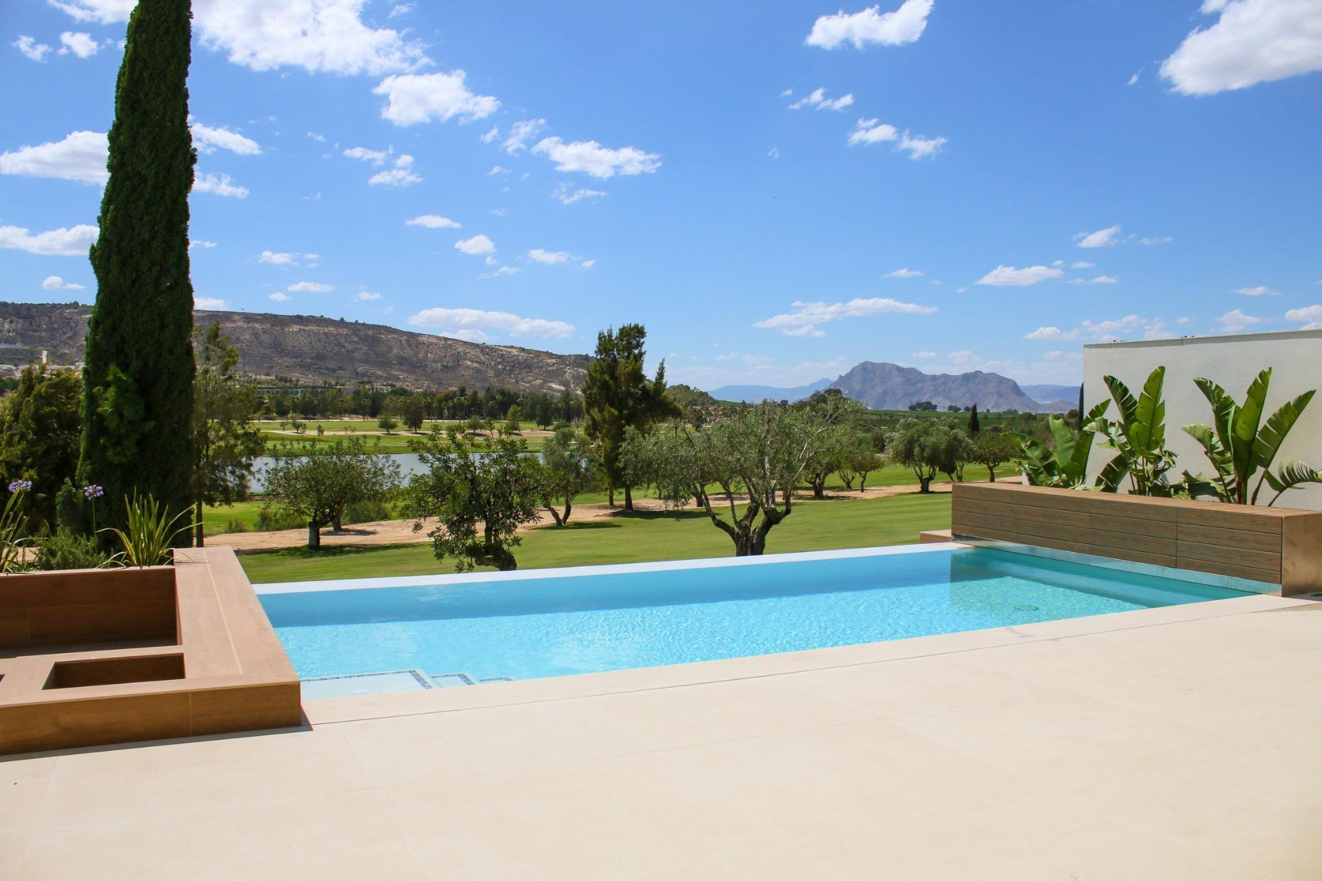 Villa de lujo en primera línea de golf en La Finca Resort — Piscina Infinity