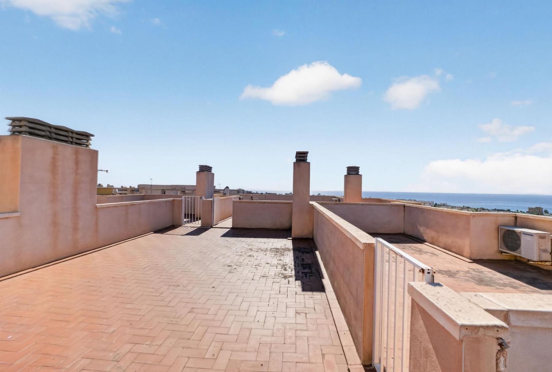 Ático con vistas al mar y solárium privado en Torreblanca — 2 dorm.