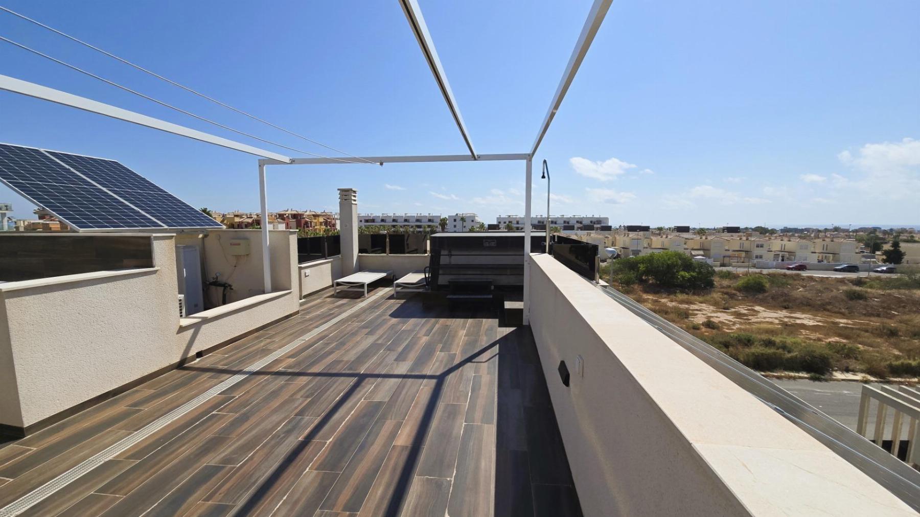 Villa moderna con piscina privada y solárium en Lomas de Cabo Roig — 4 dorm.