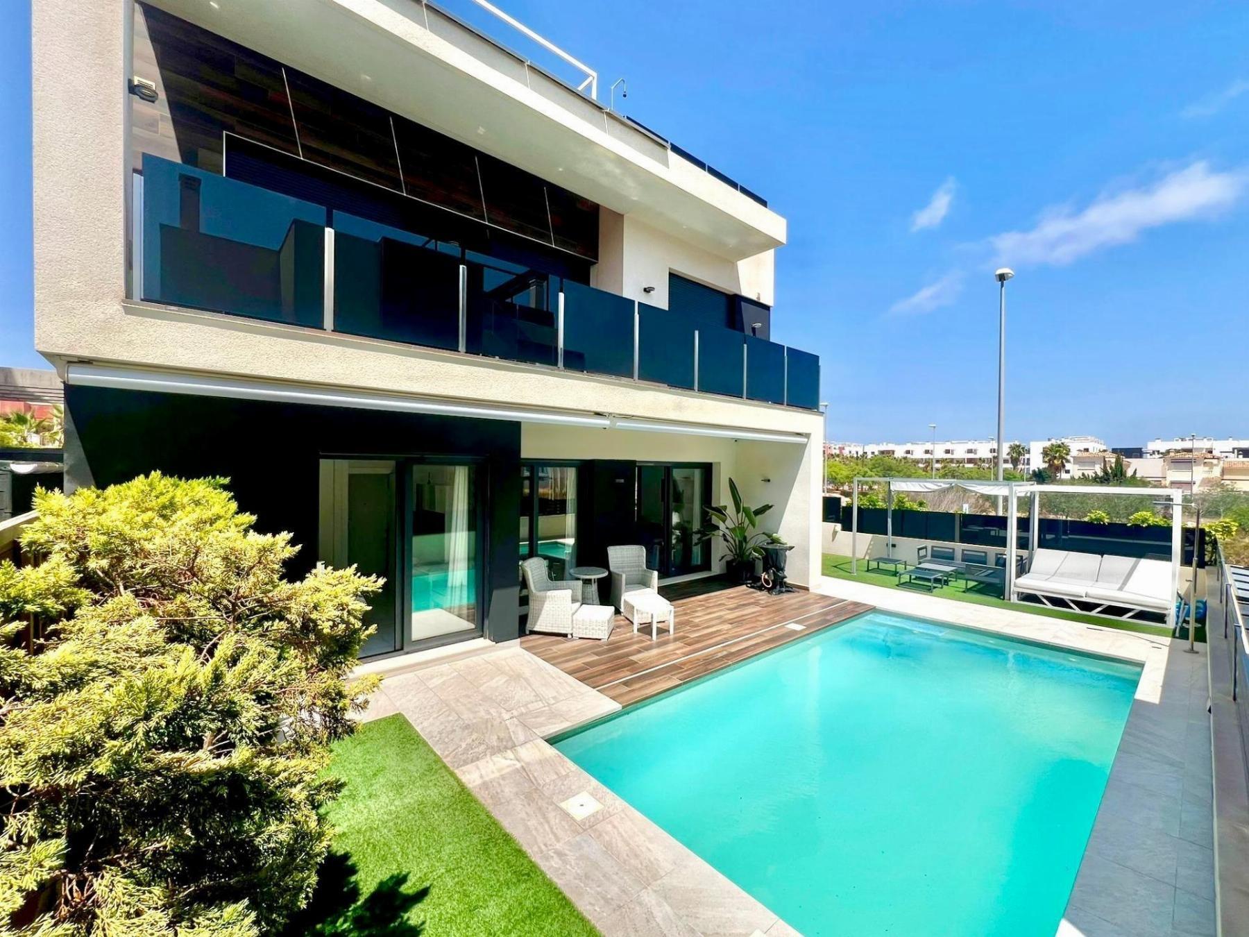 Villa moderna con piscina privada y solárium en Lomas de Cabo Roig — 4 dorm.