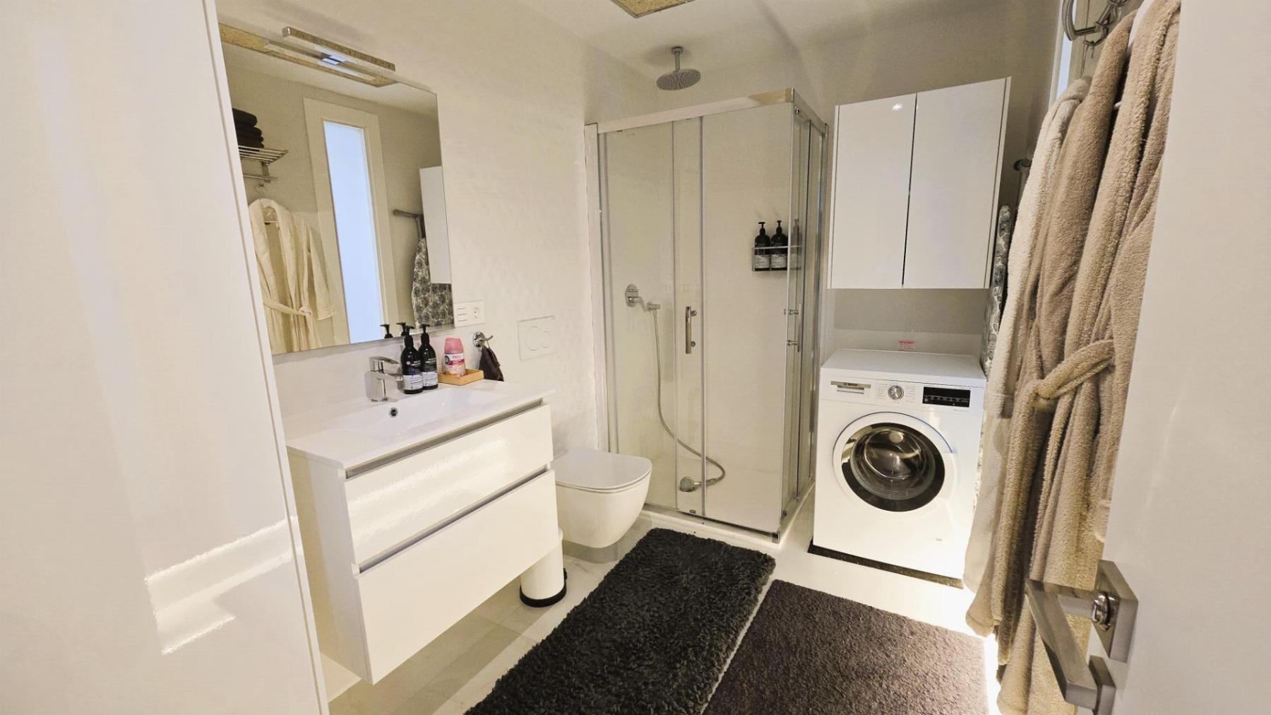 Villa moderna con piscina privada y solárium en Lomas de Cabo Roig — 4 dorm.
