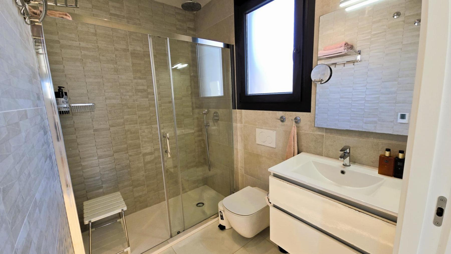 Villa moderna con piscina privada y solárium en Lomas de Cabo Roig — 4 dorm.