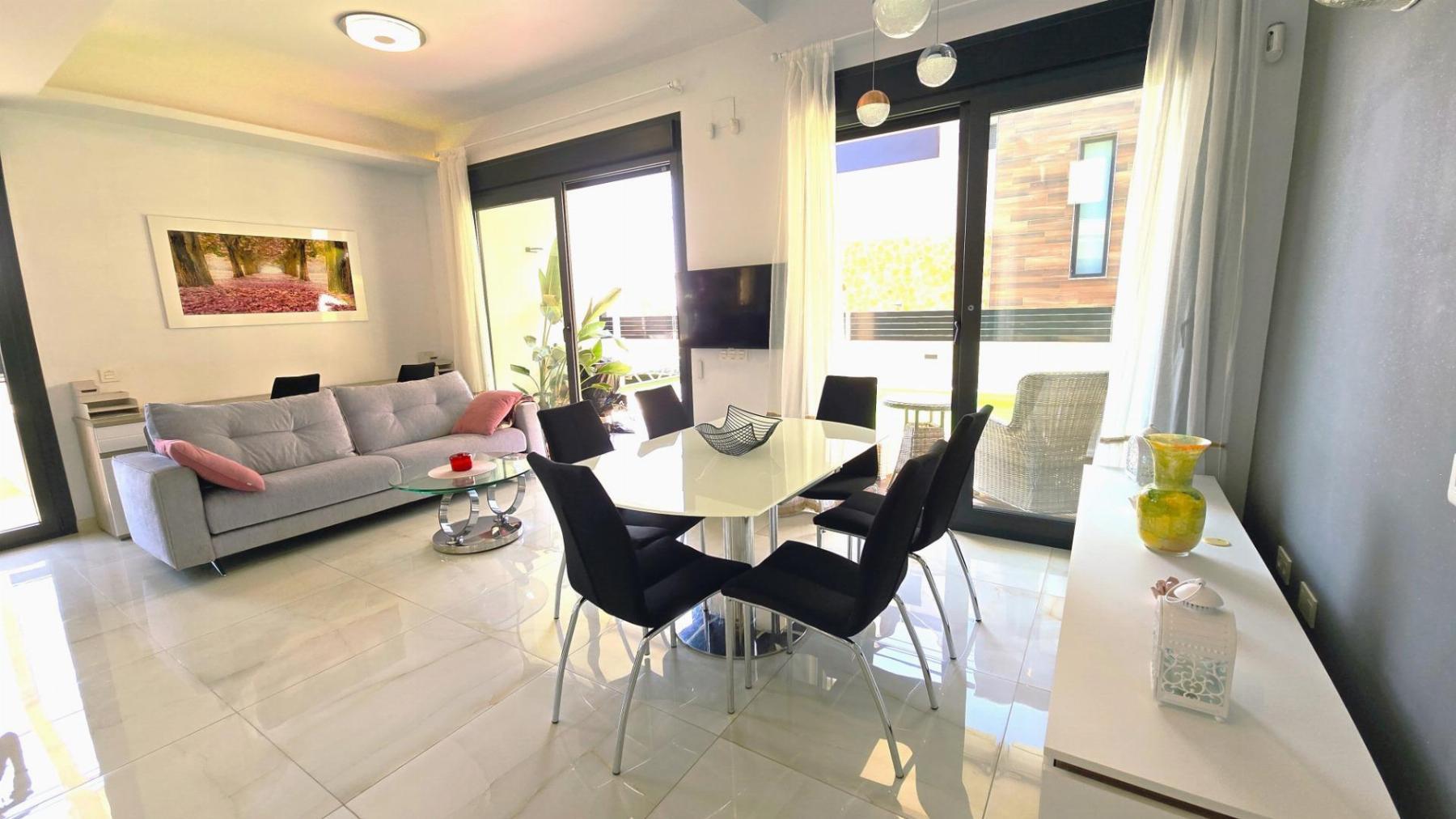 Villa moderna con piscina privada y solárium en Lomas de Cabo Roig — 4 dorm.