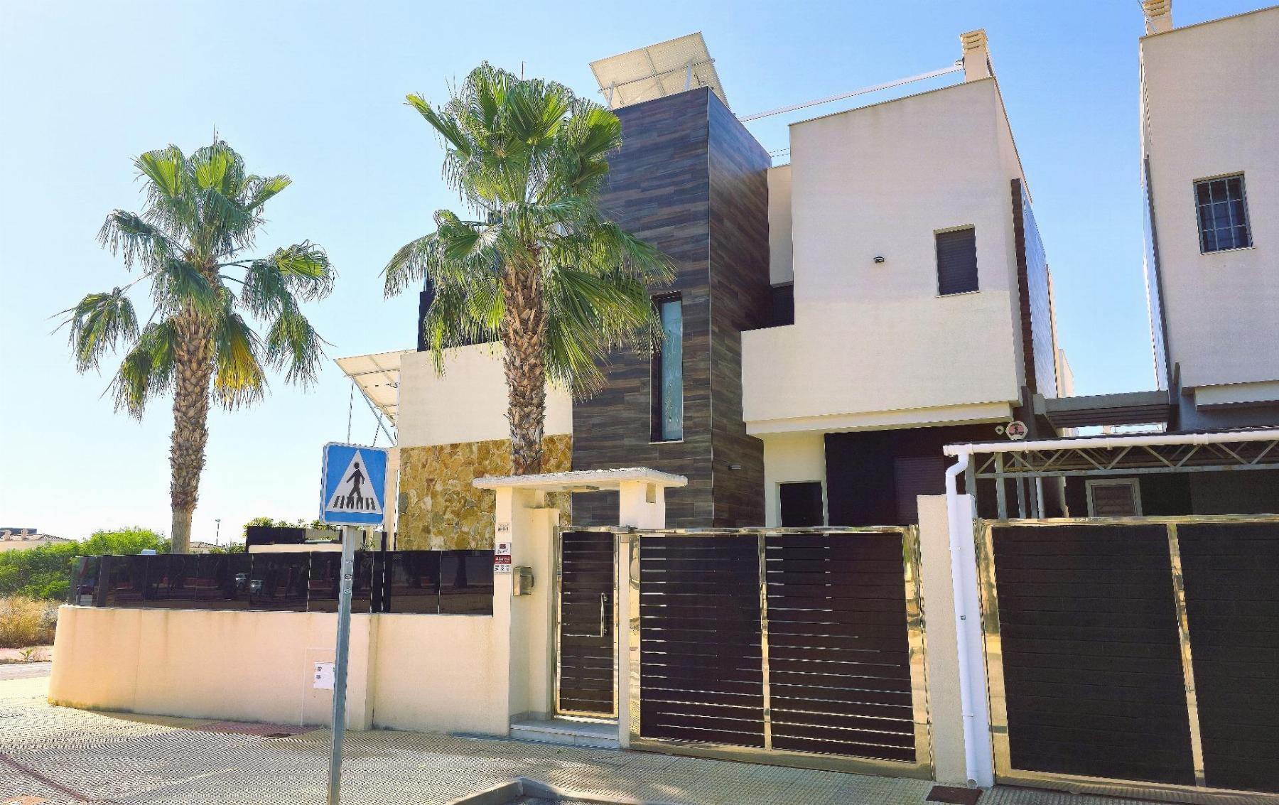 Villa moderna con piscina privada y solárium en Lomas de Cabo Roig — 4 dorm.