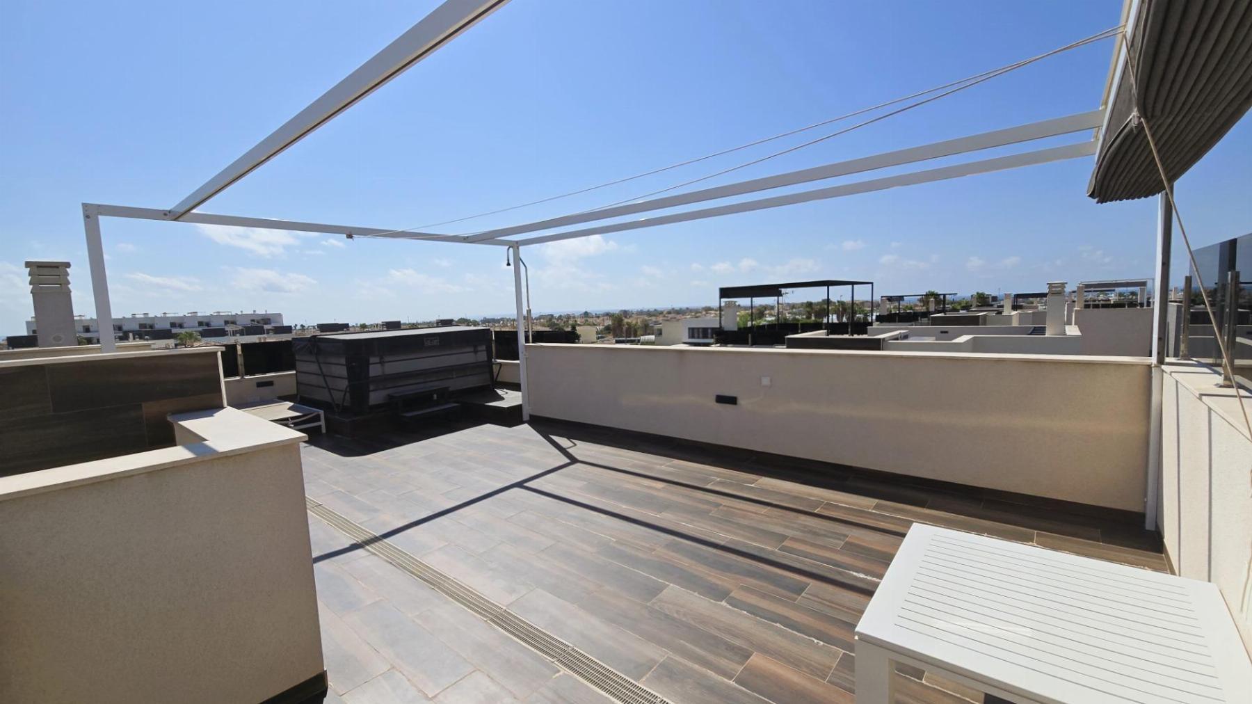 Villa moderna con piscina privada y solárium en Lomas de Cabo Roig — 4 dorm.