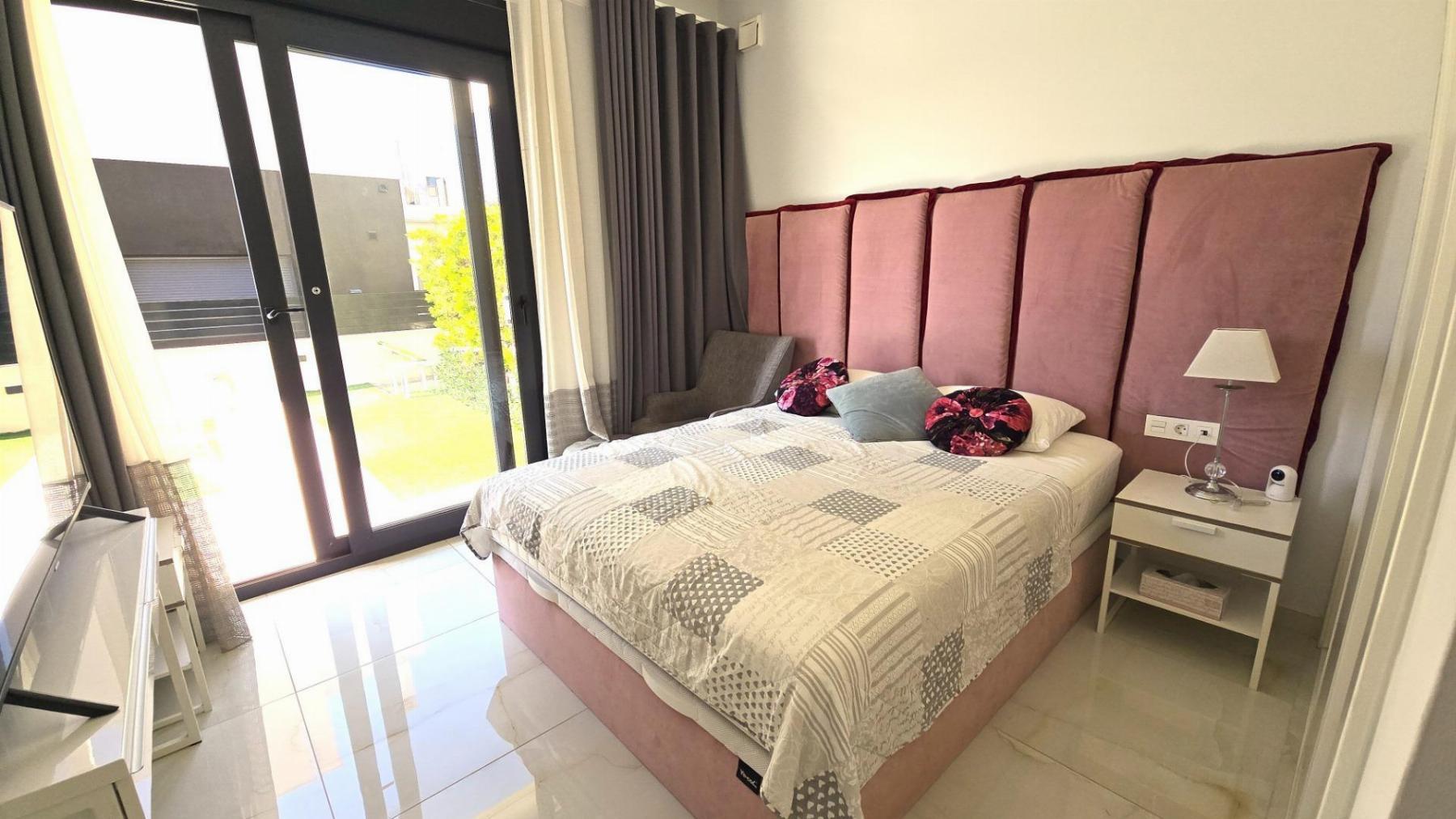 Villa moderna con piscina privada y solárium en Lomas de Cabo Roig — 4 dorm.
