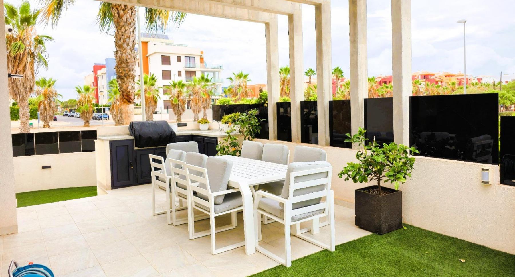 Villa moderna con piscina privada y solárium en Lomas de Cabo Roig — 4 dorm.