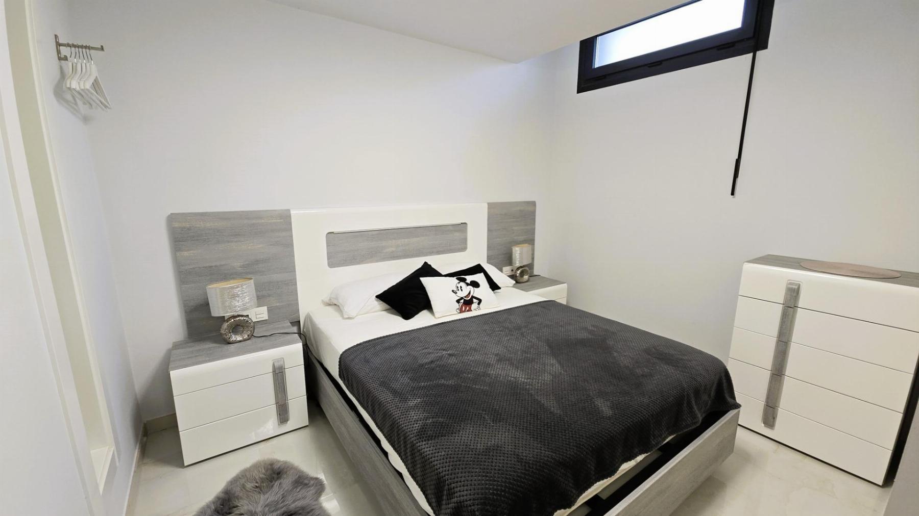 Villa moderna con piscina privada y solárium en Lomas de Cabo Roig — 4 dorm.