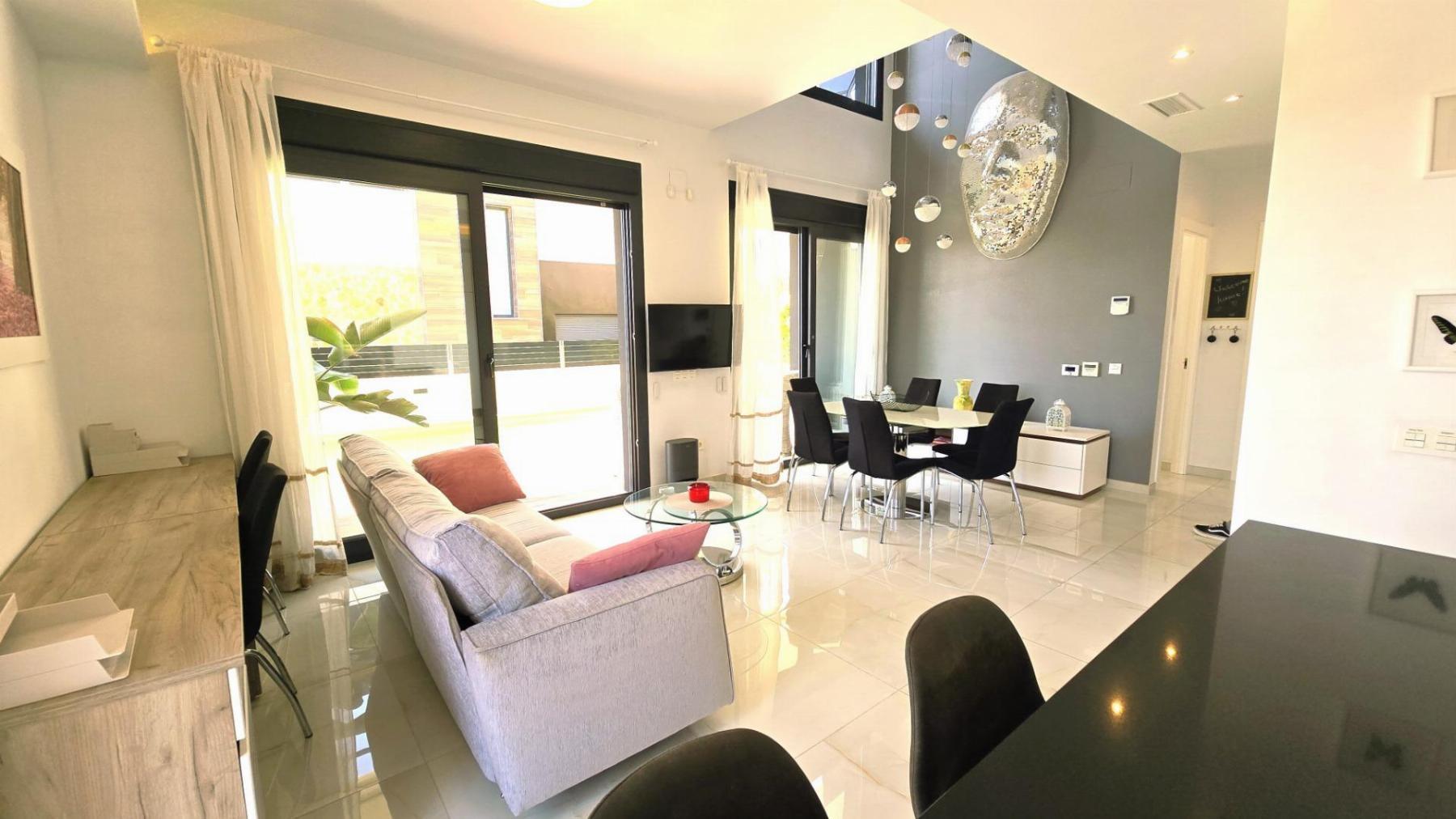 Villa moderna con piscina privada y solárium en Lomas de Cabo Roig — 4 dorm.