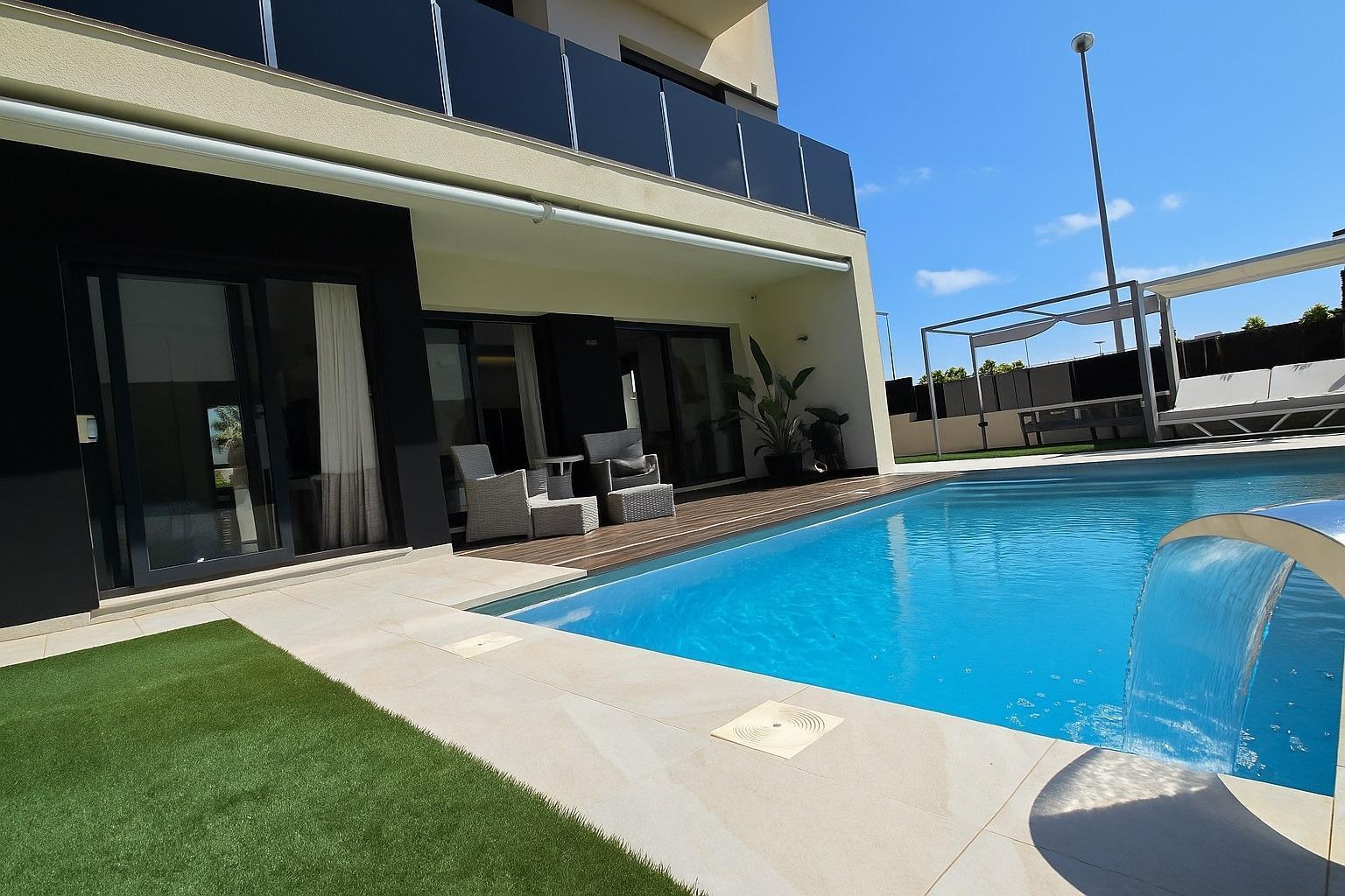 Villa moderna con piscina privada y solárium en Lomas de Cabo Roig — 4 dorm.