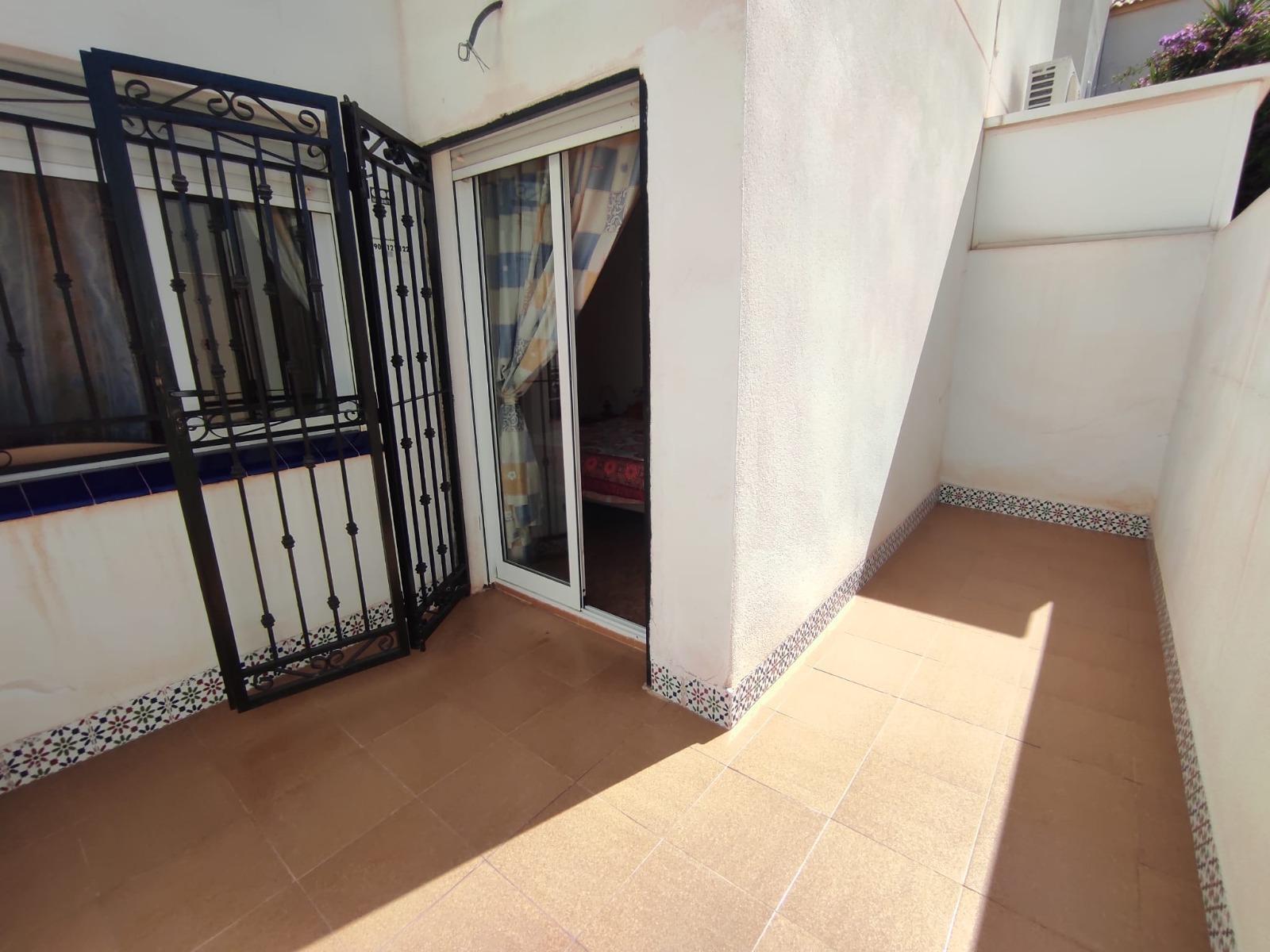 Bungalow con piscina privada y parking en La Florida, Orihuela Costa — 2 dorm.