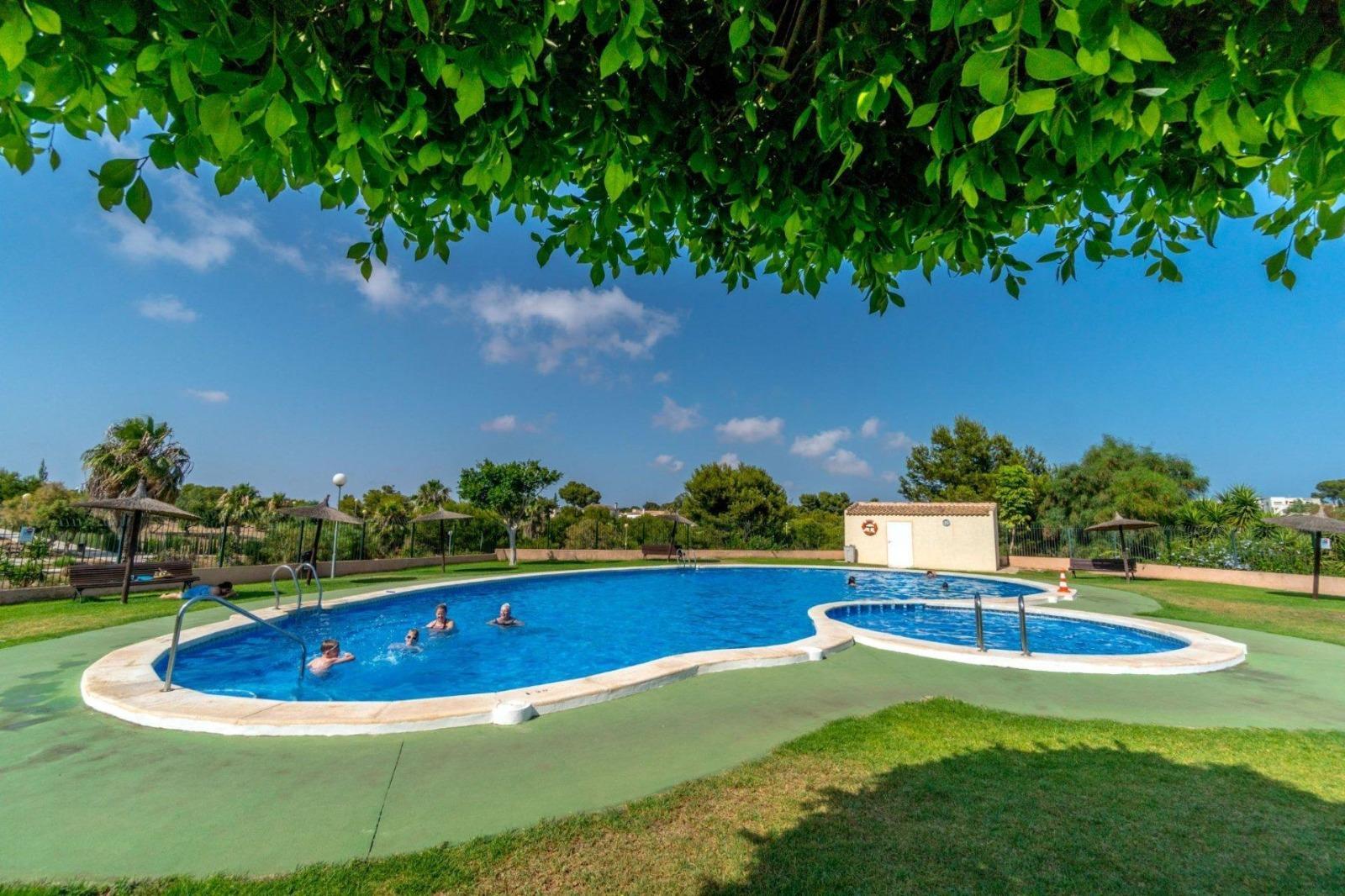 Bungalow con piscina privada y parking en La Florida, Orihuela Costa — 2 dorm.