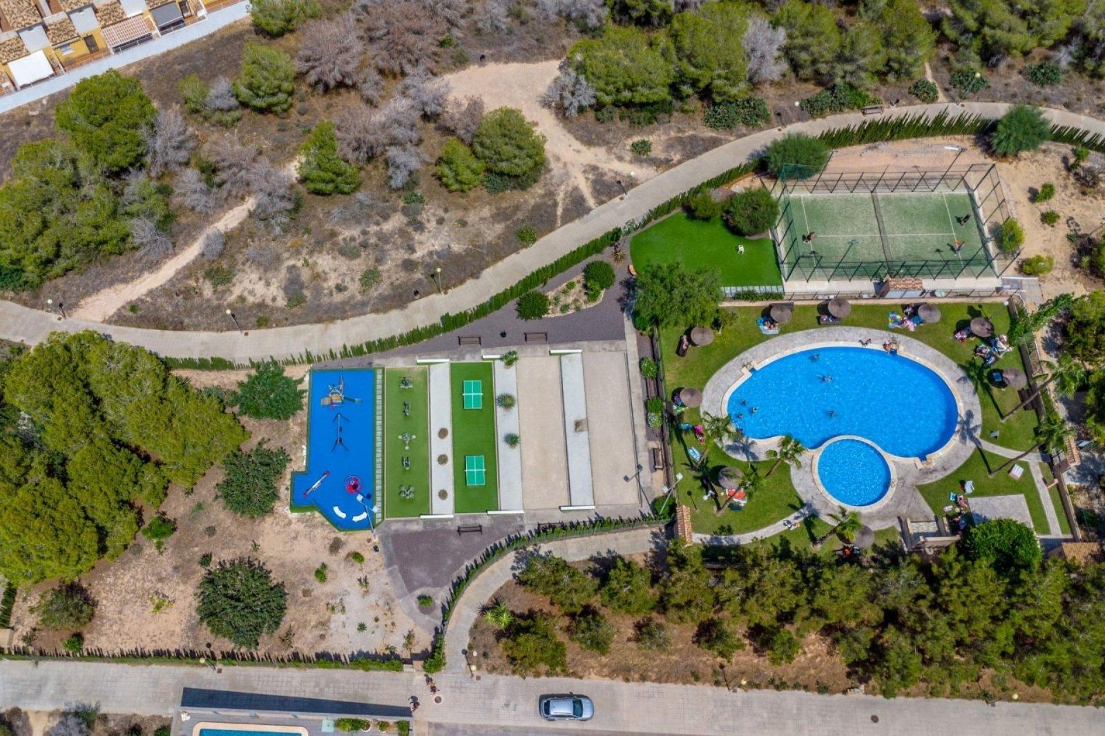 Bungalow con piscina privada y parking en La Florida, Orihuela Costa — 2 dorm.