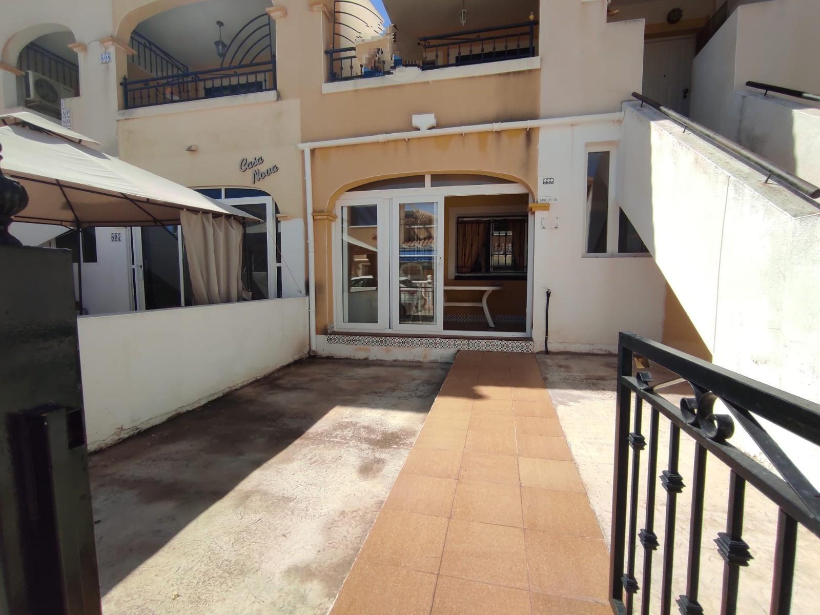 Bungalow con piscina privada y parking en La Florida, Orihuela Costa — 2 dorm.