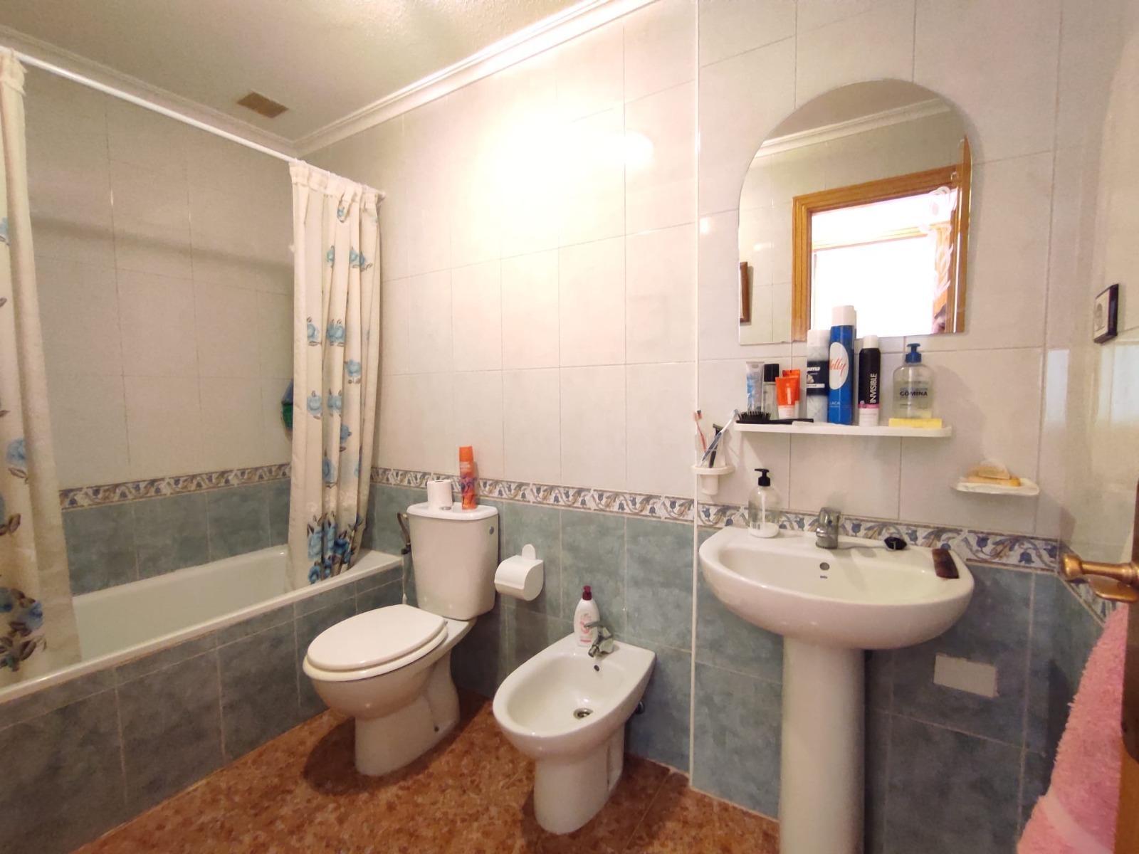 Bungalow con piscina privada y parking en La Florida, Orihuela Costa — 2 dorm.