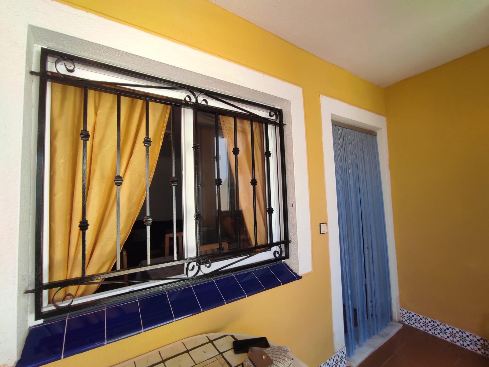 Bungalow con piscina privada y parking en La Florida, Orihuela Costa — 2 dorm.