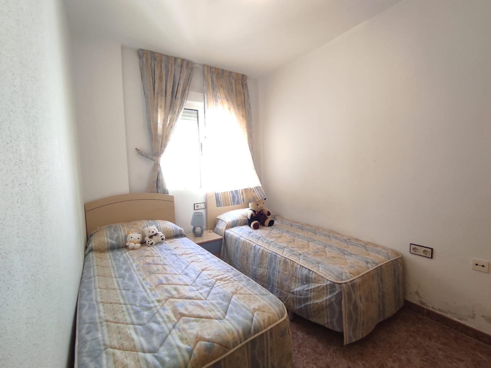 Bungalow con piscina privada y parking en La Florida, Orihuela Costa — 2 dorm.