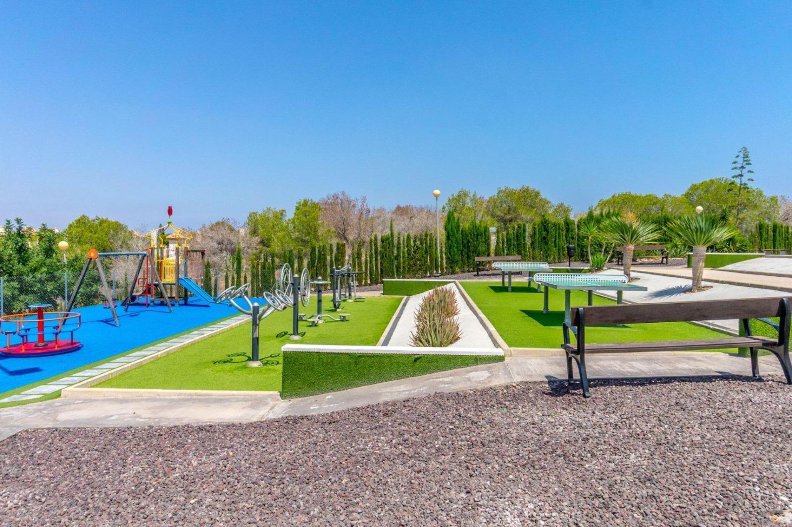 Bungalow con piscina privada y parking en La Florida, Orihuela Costa — 2 dorm.