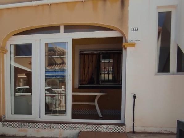 Bungalow con piscina privada y parking en La Florida, Orihuela Costa — 2 dorm.