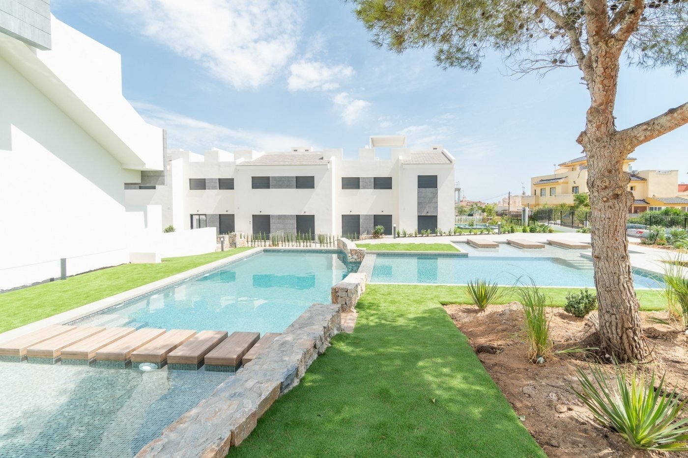 Chalet de obra nueva con piscina privada y vistas a la Laguna Rosa — 3 dorm.