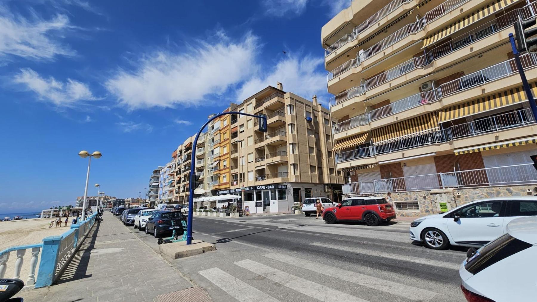 Apartamento a 50m de Playa de Los Locos con gran terraza — 2 dorm.