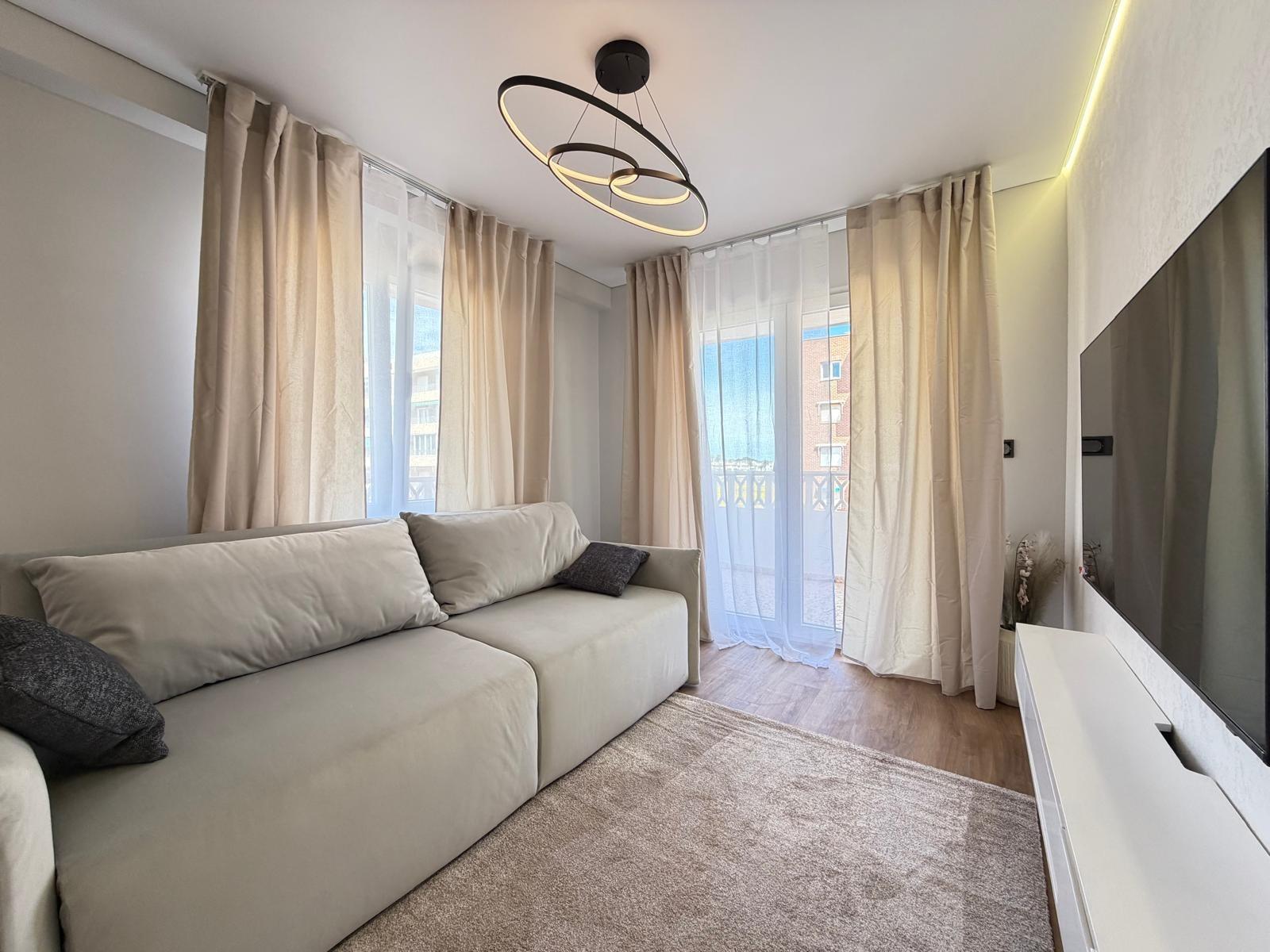 Apartamento reformado con terraza de 23m² y vistas al mar en Punta Prima