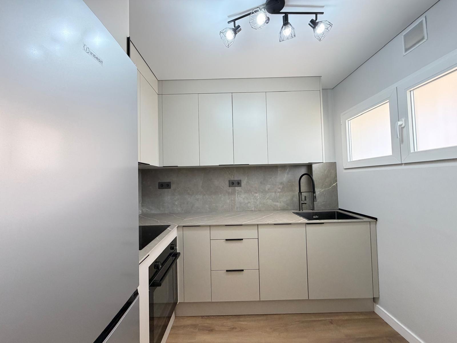 Apartamento reformado con terraza de 23m² y vistas al mar en Punta Prima